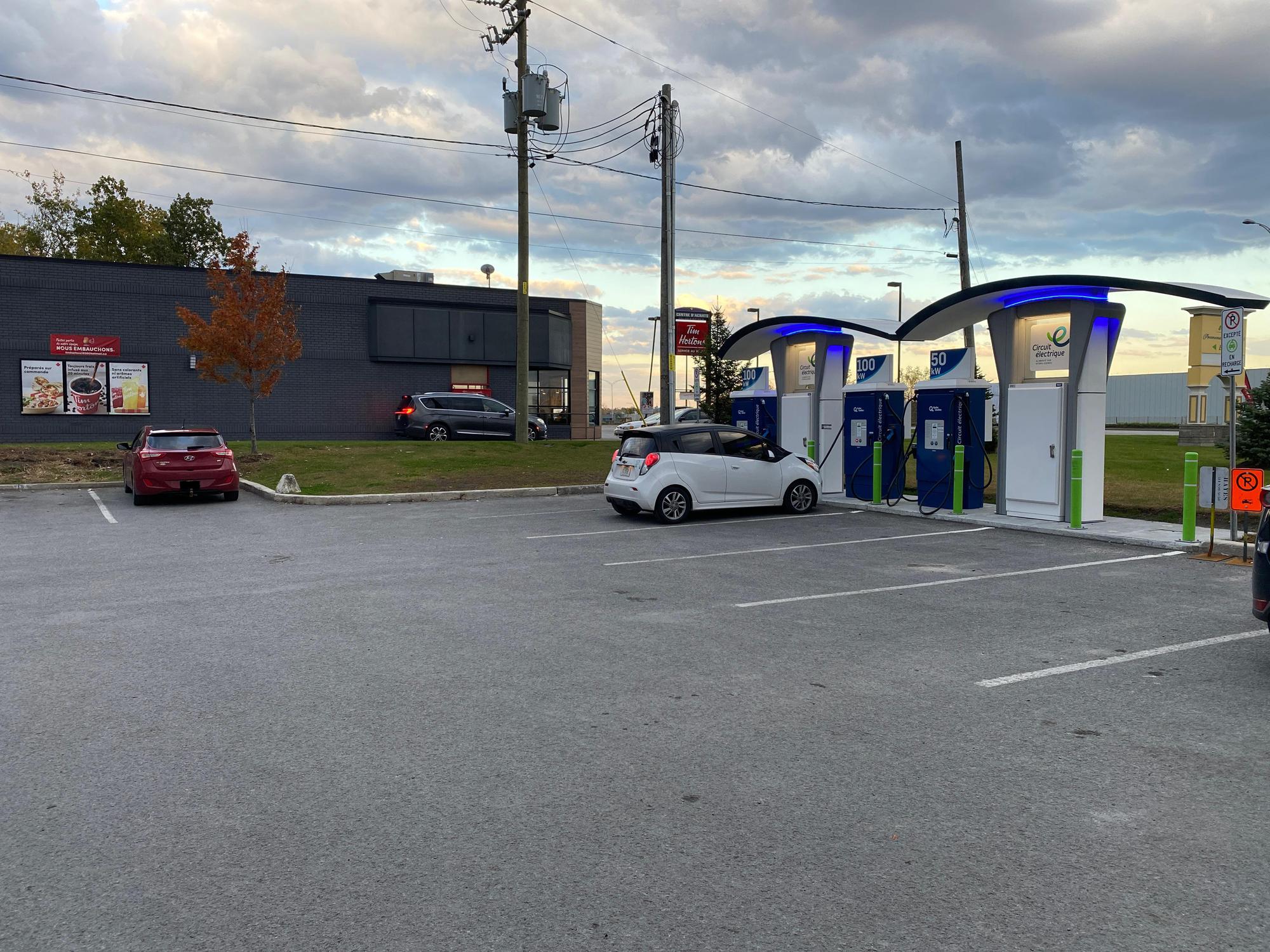 CoucheTard Laval, QC EV Station