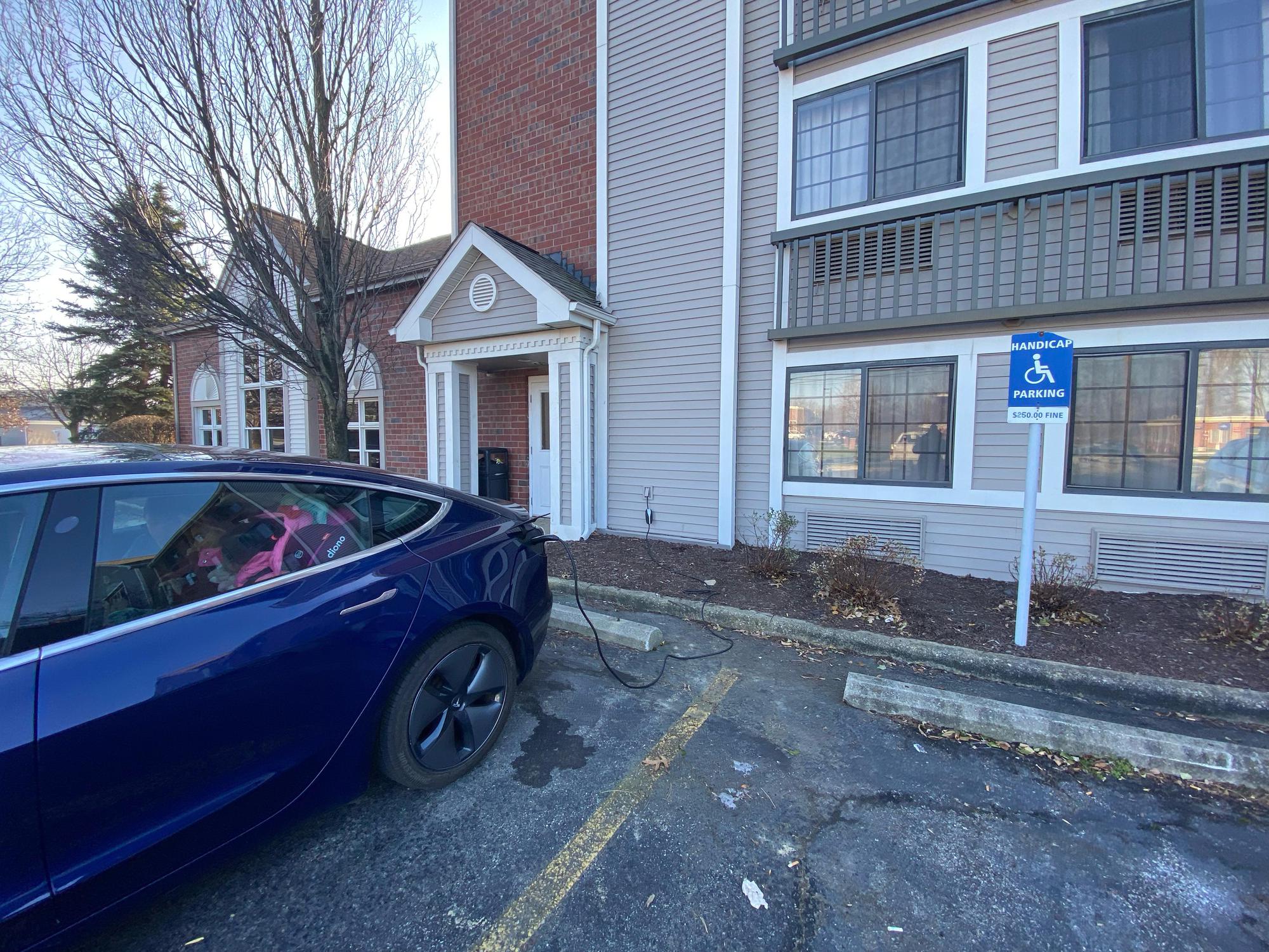 La Quinta Inn & Suites by Wyndham Cleveland Macedonia Macedonia, OH EV Station