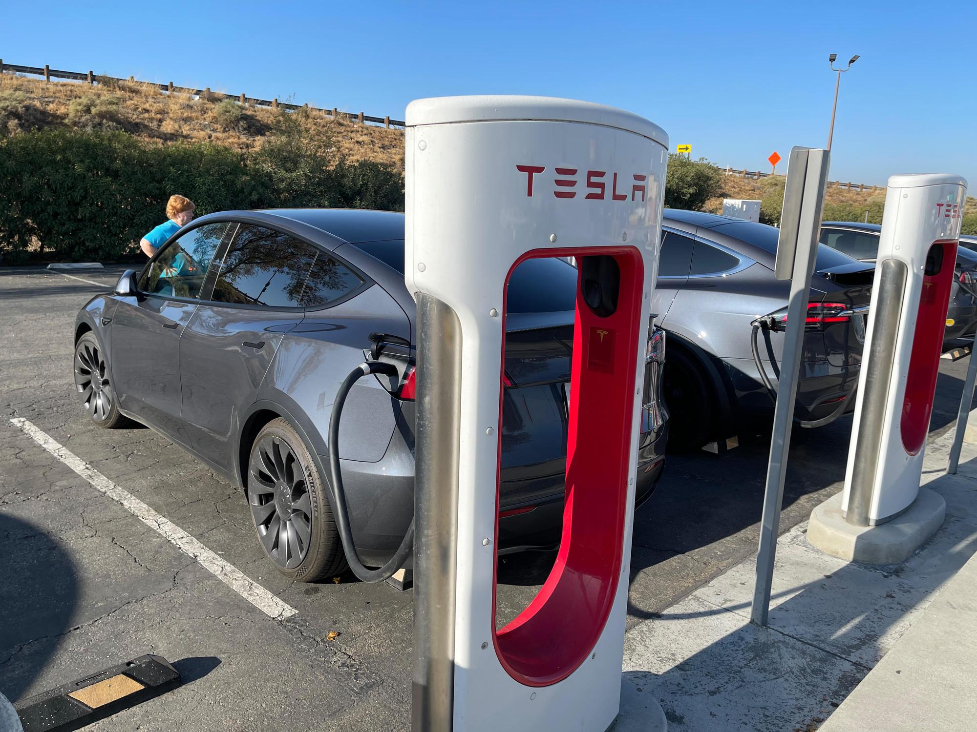 Buttonwillow Starbucks / Subway (1) Buttonwillow, CA EV Station