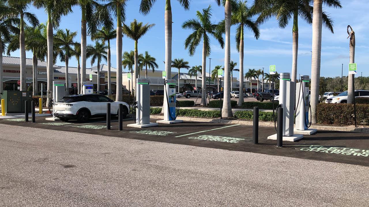 Publix Super Market at Lockwood Commons Bradenton, FL EV Station