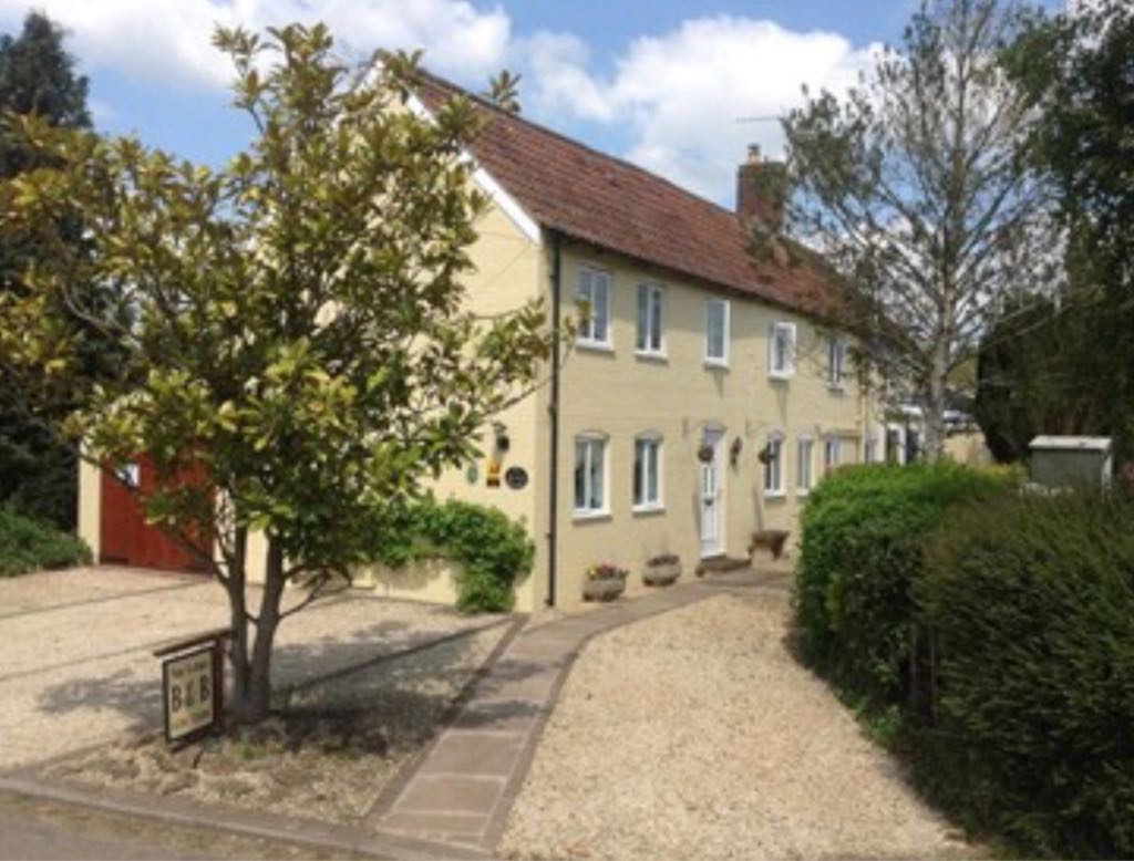 Vine Cottage Bed and Breakfast Rowde, England EV Station