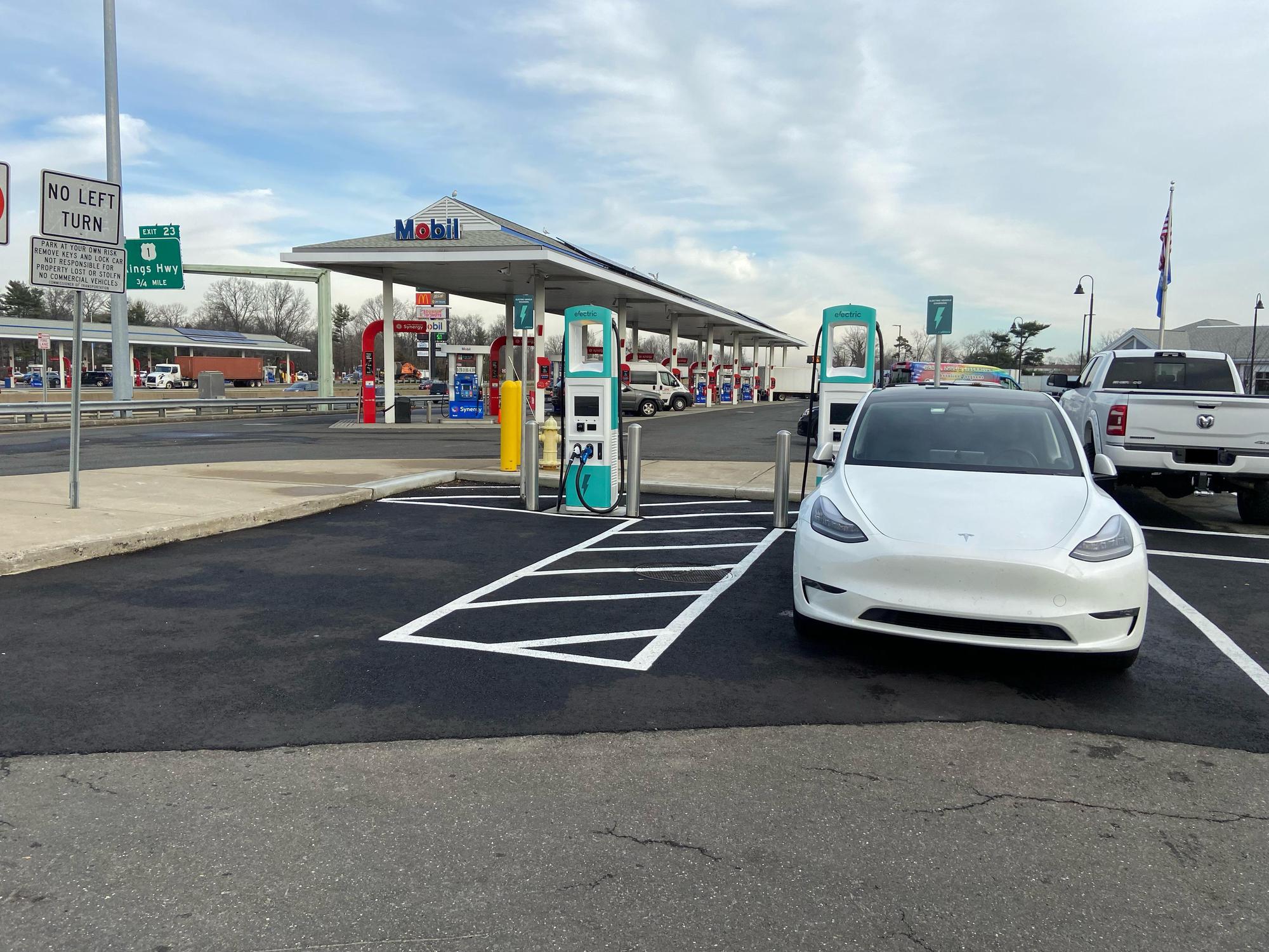 I95 Fairfield NB Service Plaza Mobil Fairfield, CT EV Station