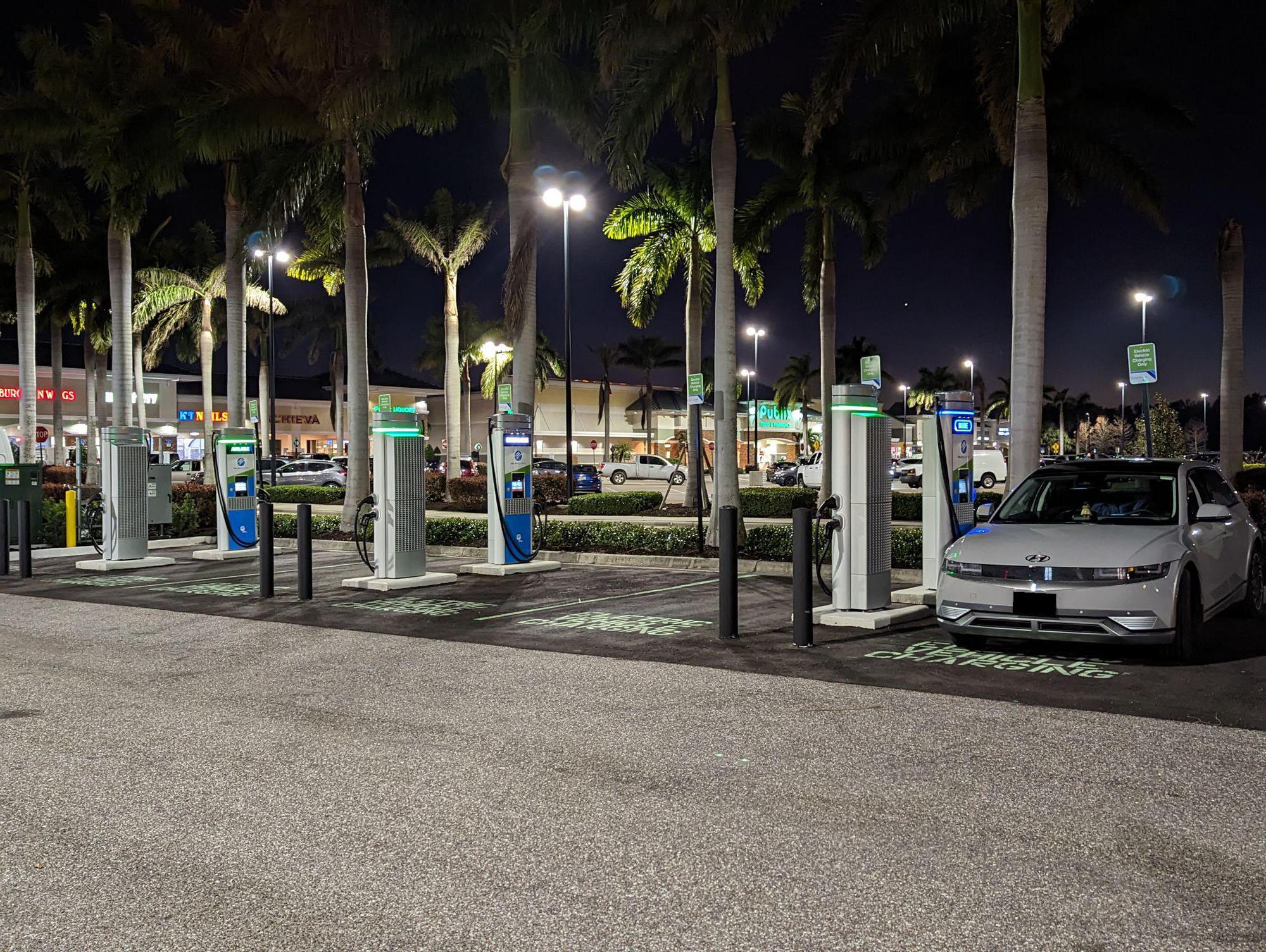 Publix Super Market at Lockwood Commons Bradenton, FL EV Station