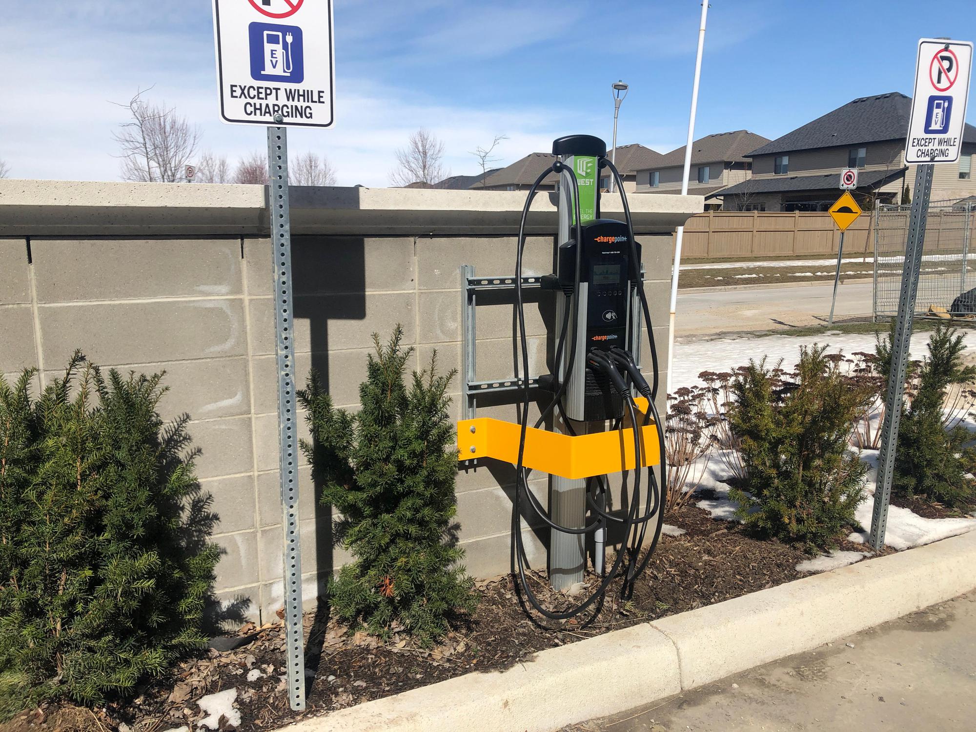 SIFTON PARKADE 1961 SHORE RD London, ON EV Station