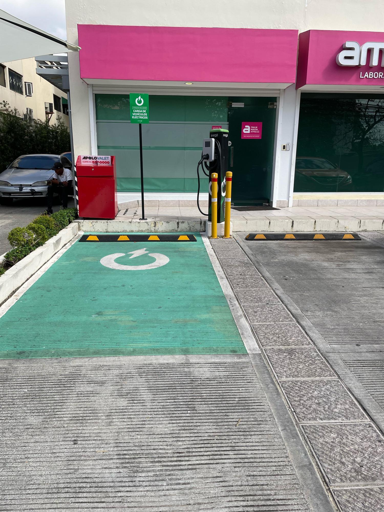 Laboratorio Amadita UCE Santo Domingo, Distrito Nacional EV Station