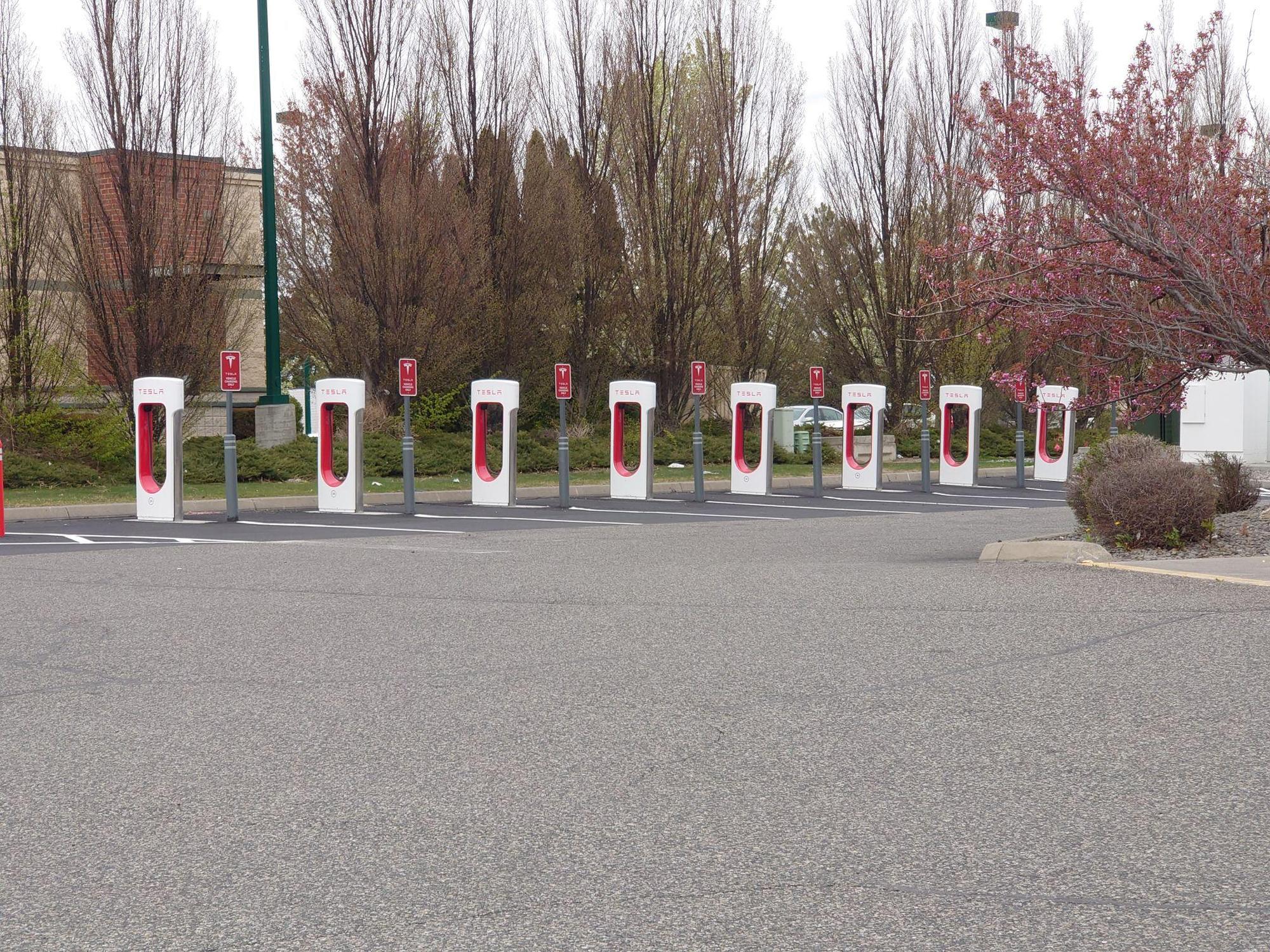 Yoke's Fresh Market Pasco Pasco, WA EV Station