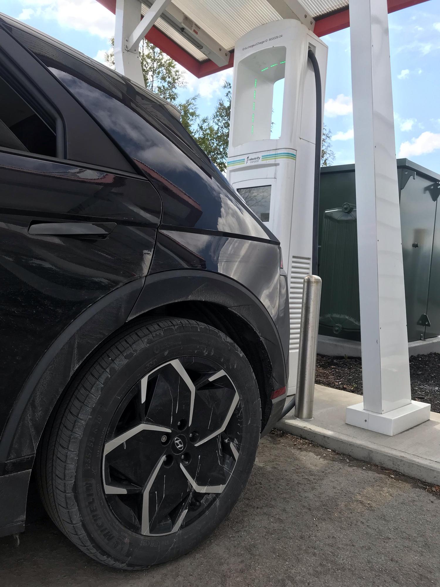 Canadian Tire Repentigny Repentigny, QC EV Station