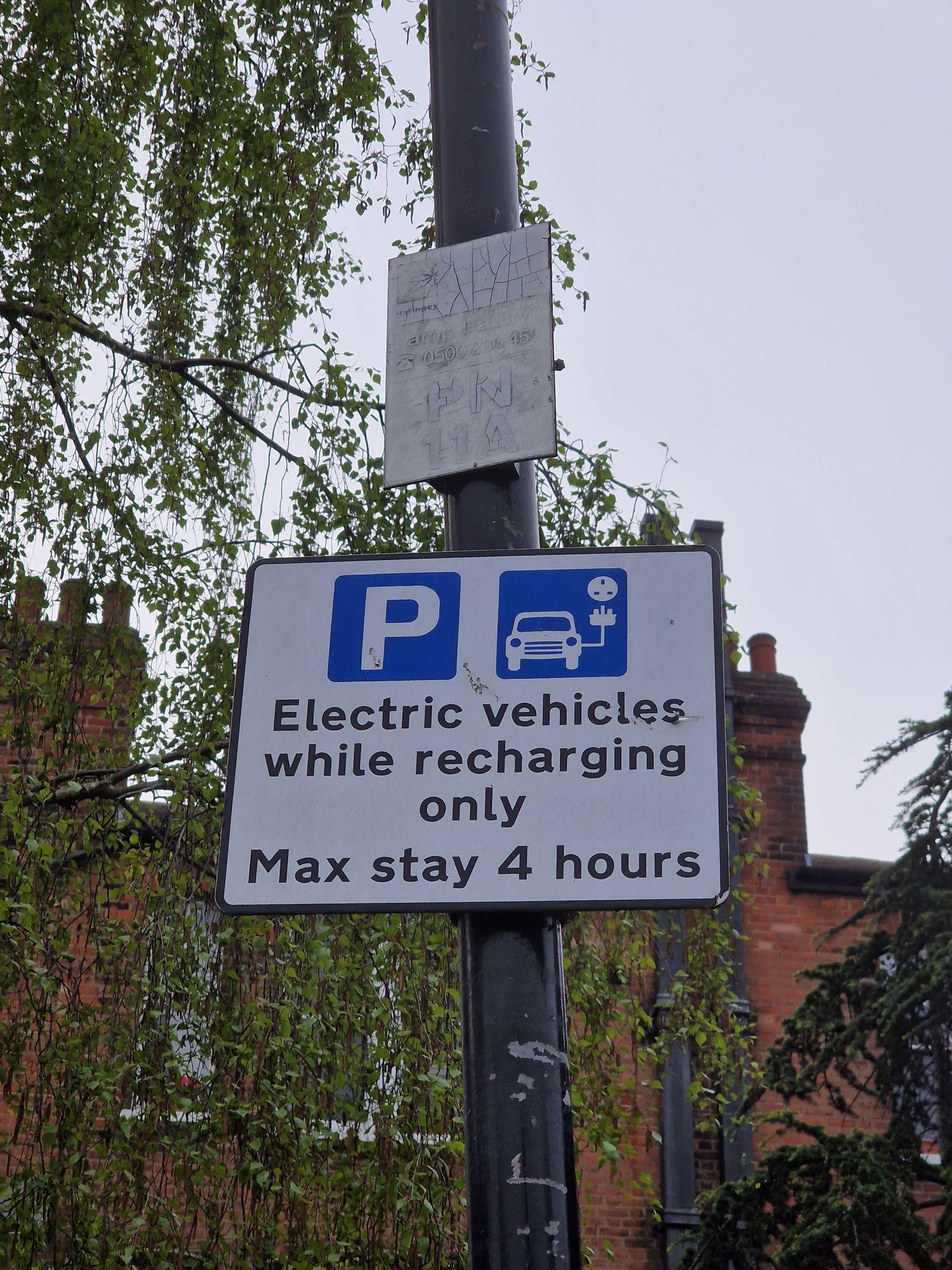 Princes Ave Parking/Charging 3836 Princes Ave, Muswell Hill, London