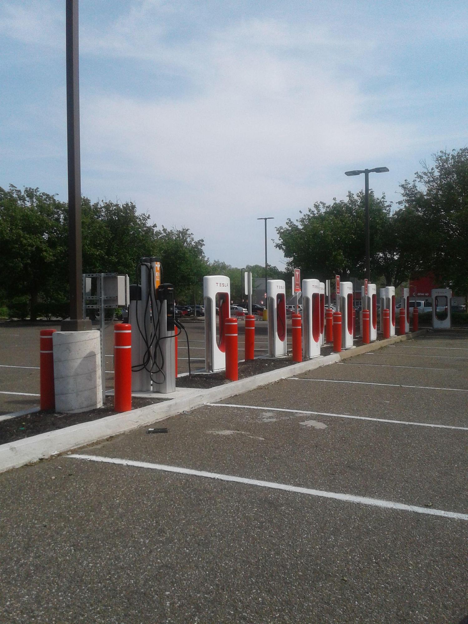 Gardiner Manor Mall Target (1) West Bay Shore, NY EV Station