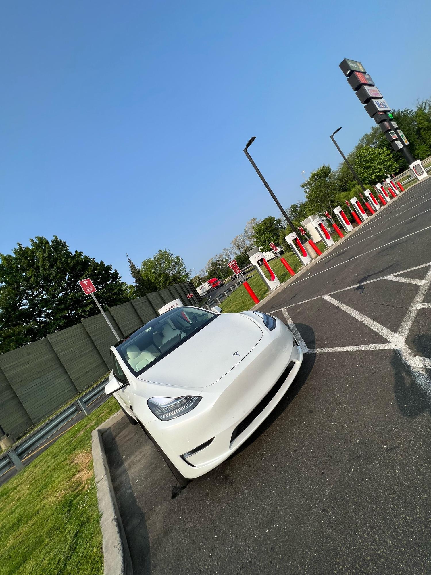 I95 Darien NB Service Plaza Darien, CT EV Station