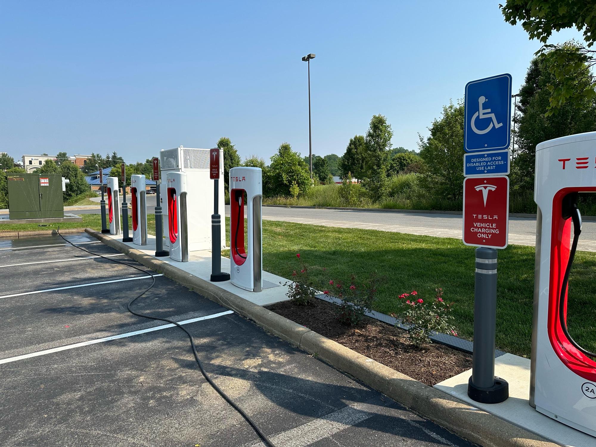 Holiday Inn Express & Suites Lewisburg (1) Lewisburg, WV EV Station