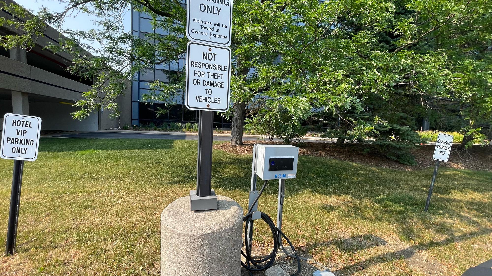 Hampton Inn & Suites Downers Grove Chicago Downers Grove, IL EV Station