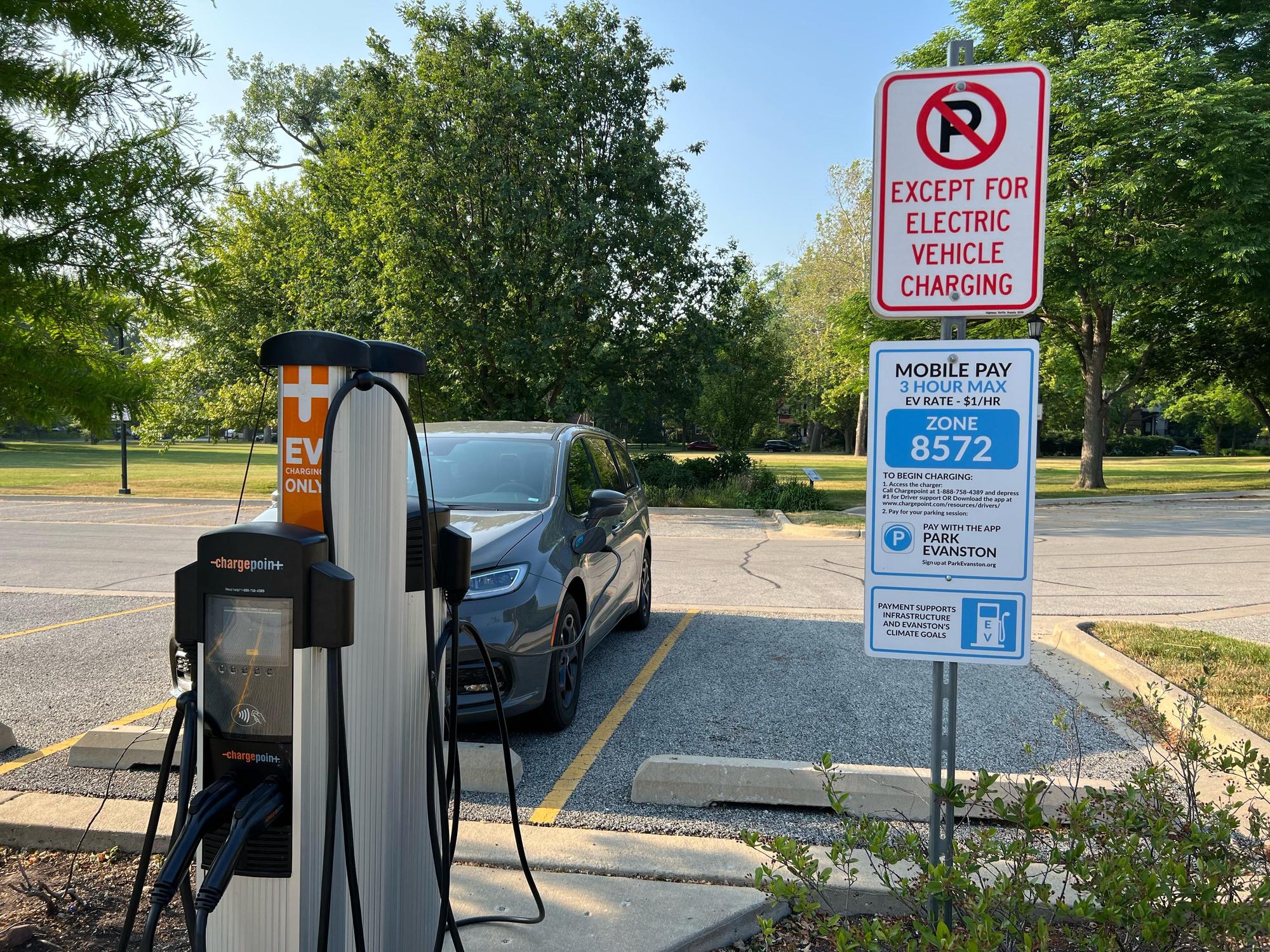 morton-civic-center-parking-lot-evanston-il-ev-station