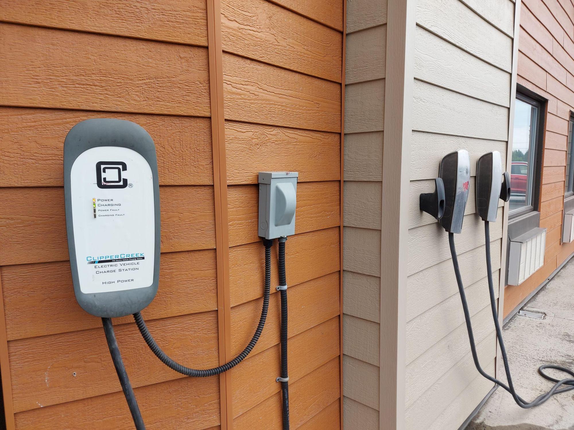 Restaurant Pastali PointeàlaCroix, QC EV Station