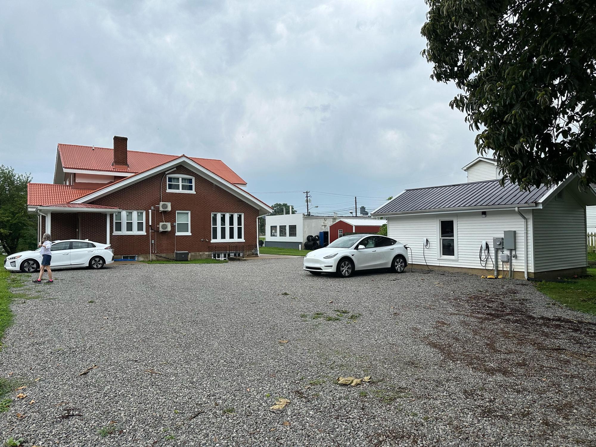 Homestay on Main by Twin Lakes Creamery Leitchfield, KY EV Station