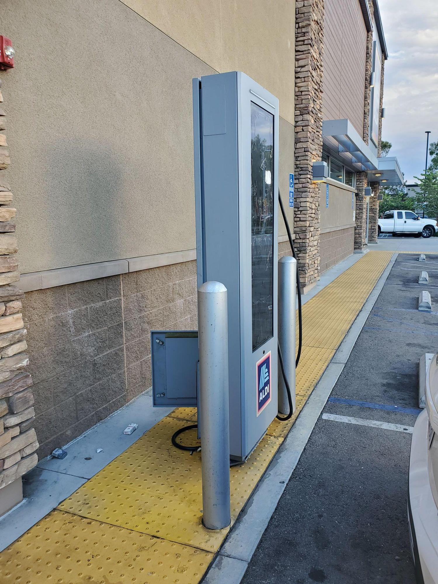 ALDI Los Angeles, CA EV Station