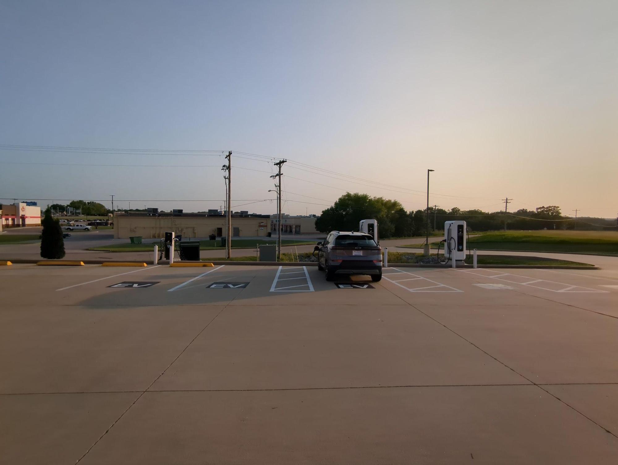 Holiday Inn Express & Suites Perryville Perryville, MO EV Station