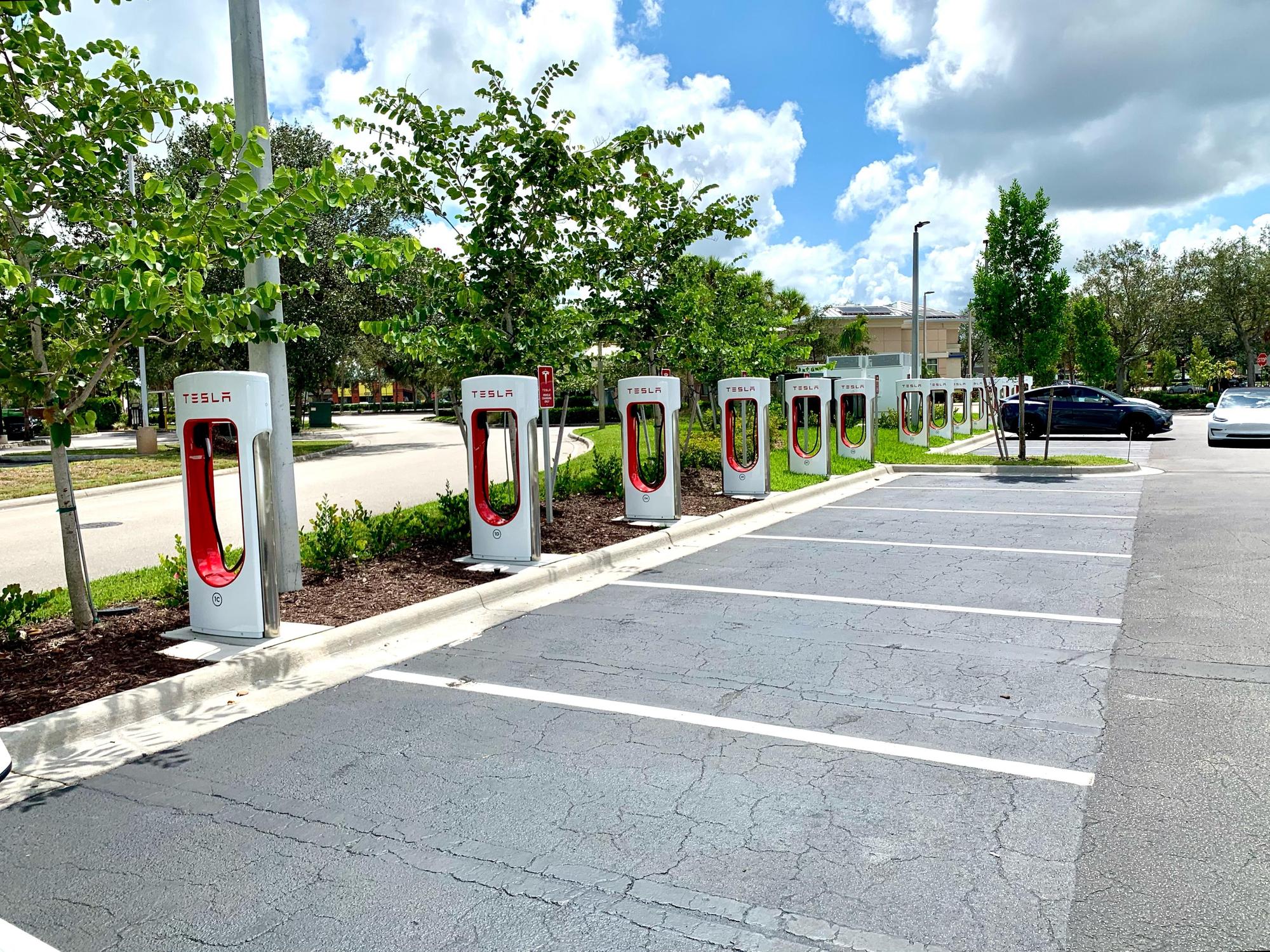 Pine Ridge Crossings (1) Naples, FL EV Station