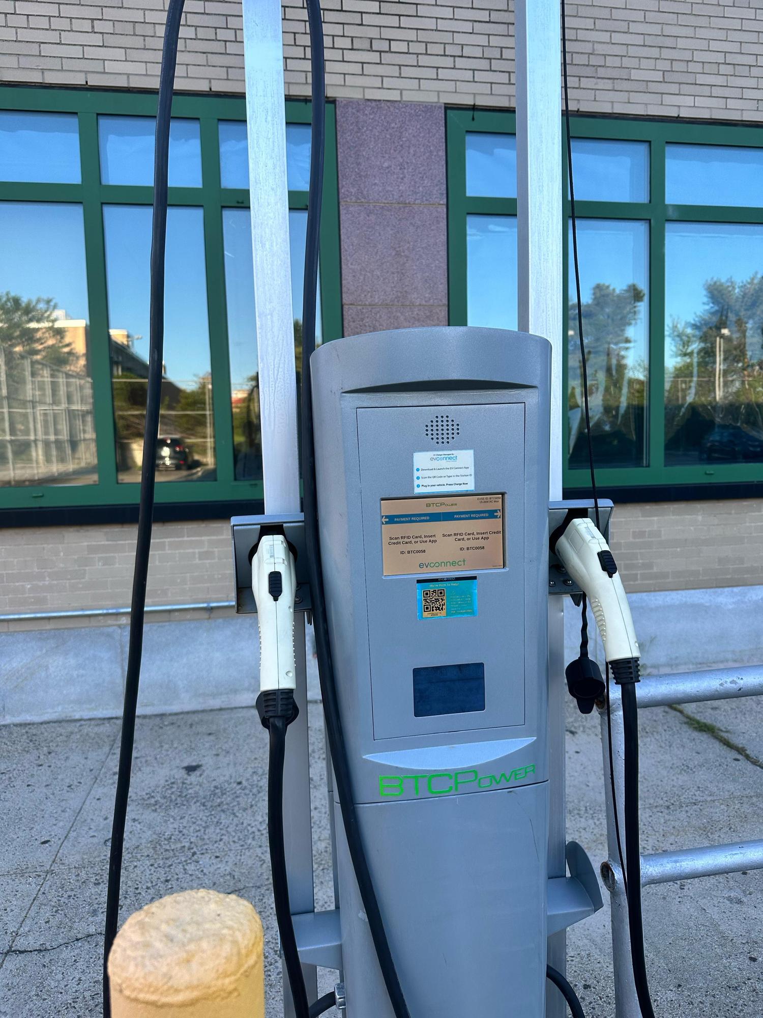 Queens College Queens Hall Parking Lot Queens Hall, 6521 Main St, Queens, NY 11367, USA EV