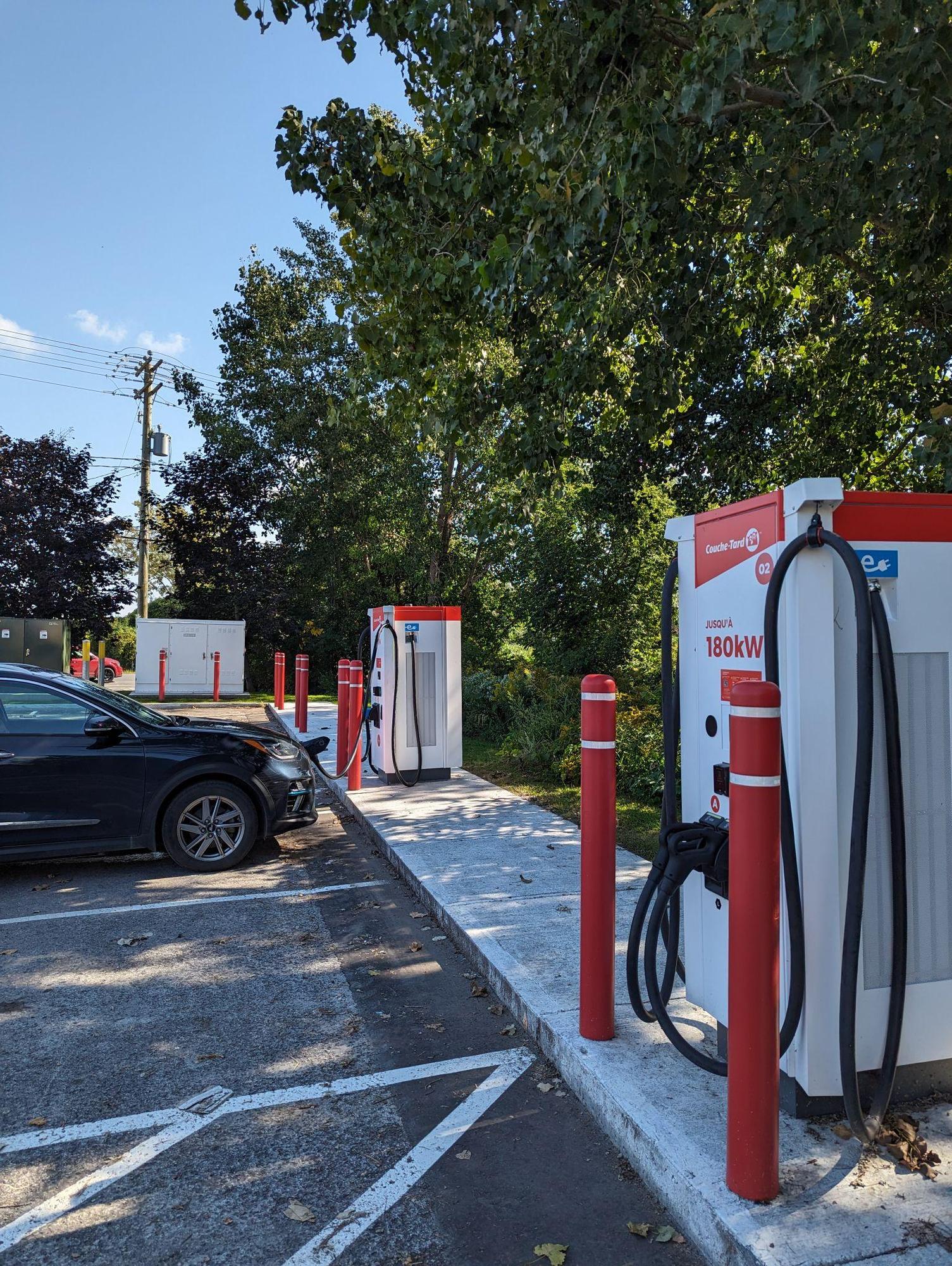 CoucheTard Dagenais Ouest Laval, QC EV Station