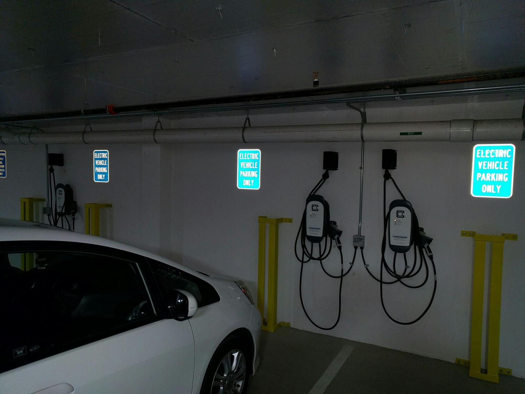 Smith & Burns Apartments Seattle, WA EV Station