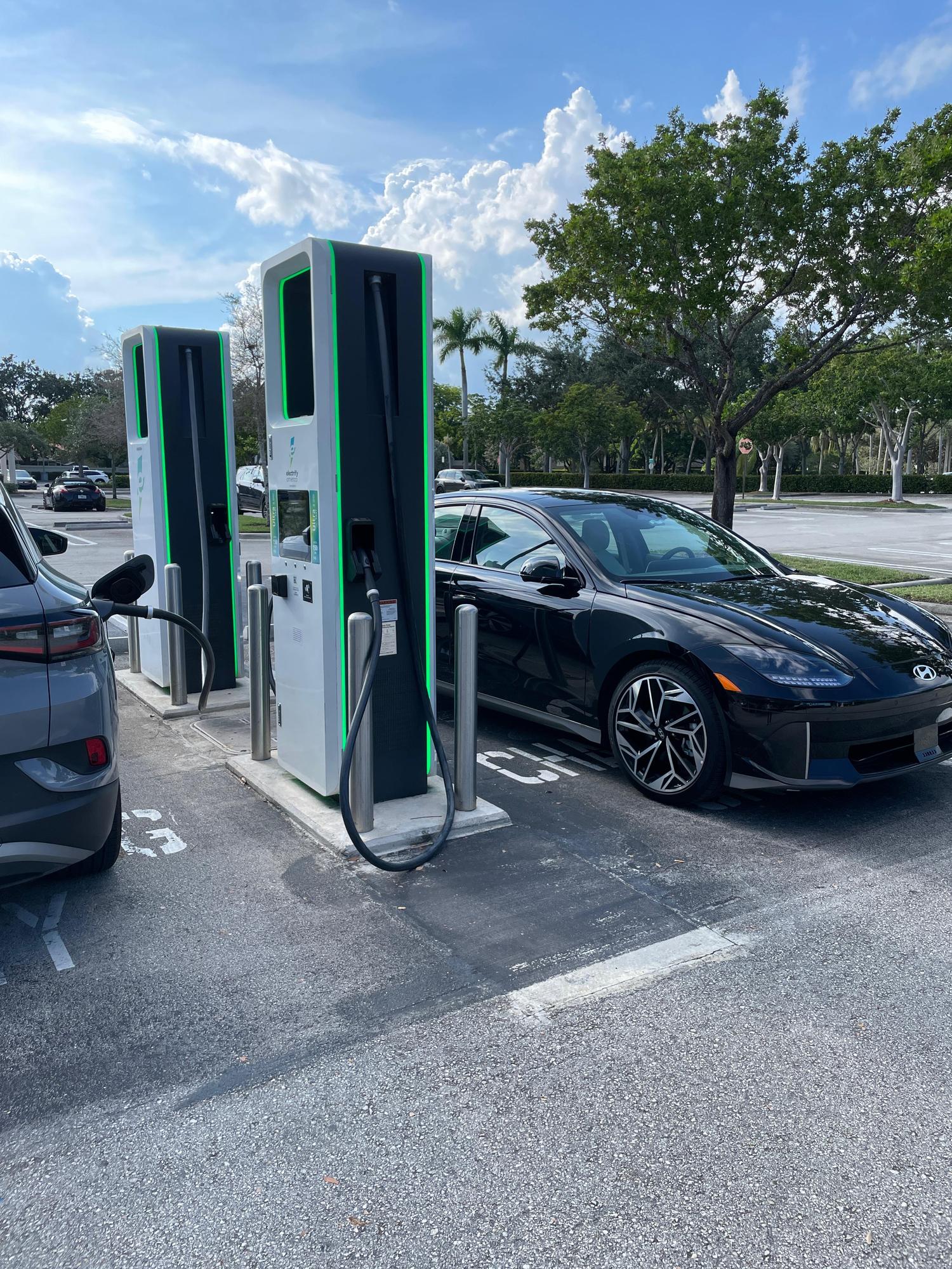 North Springs Plaza Target Coral Springs, FL EV Station