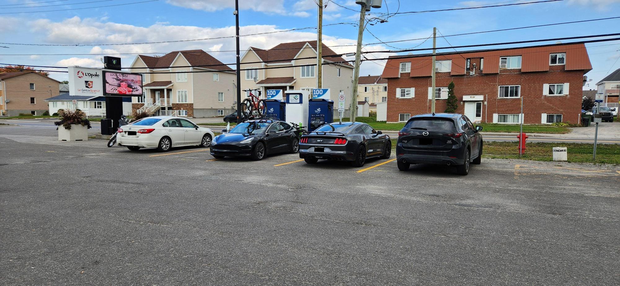 Aréna SaintLin Laurentides, QC EV Station