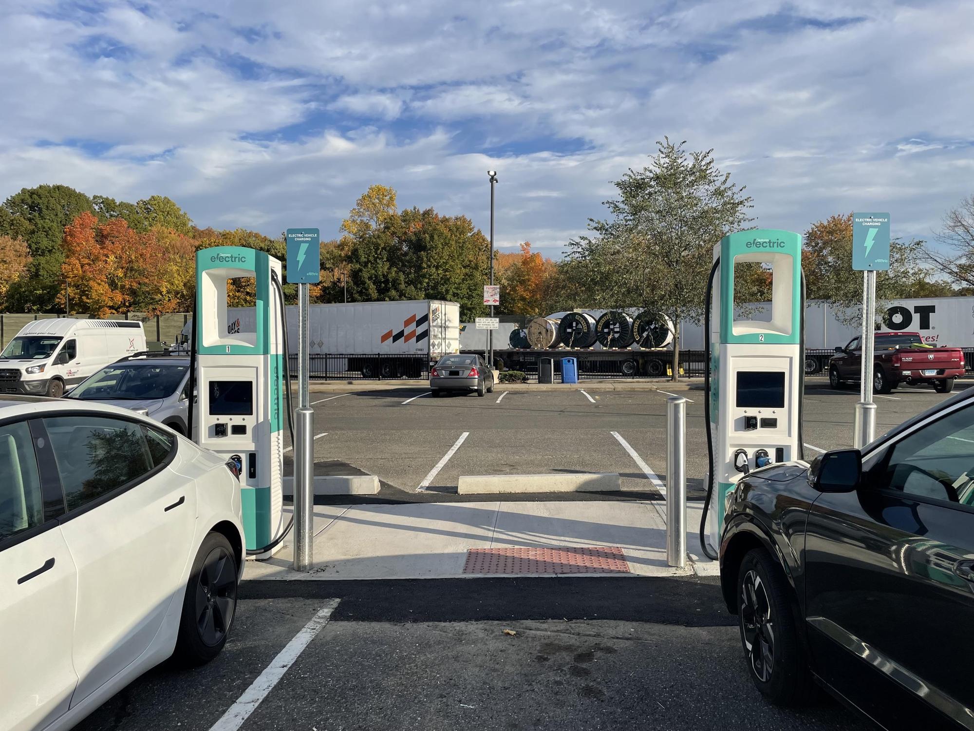 I95 Darien NB Service Plaza Dunkin' Darien, CT EV Station