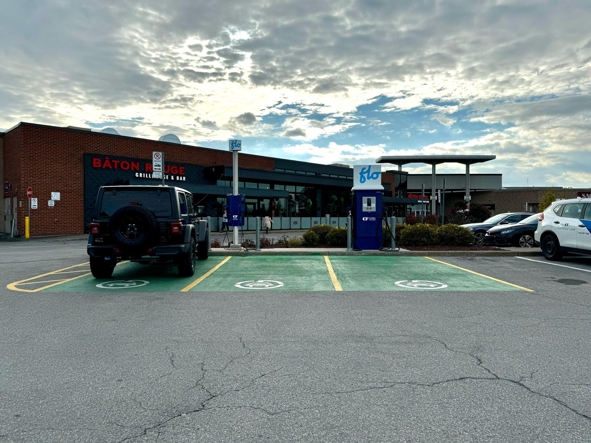 Baton Rouge Laval CF Carrefour Laval - Bâton Rouge Grillhouse & Bar | Laval, QC | EV Station