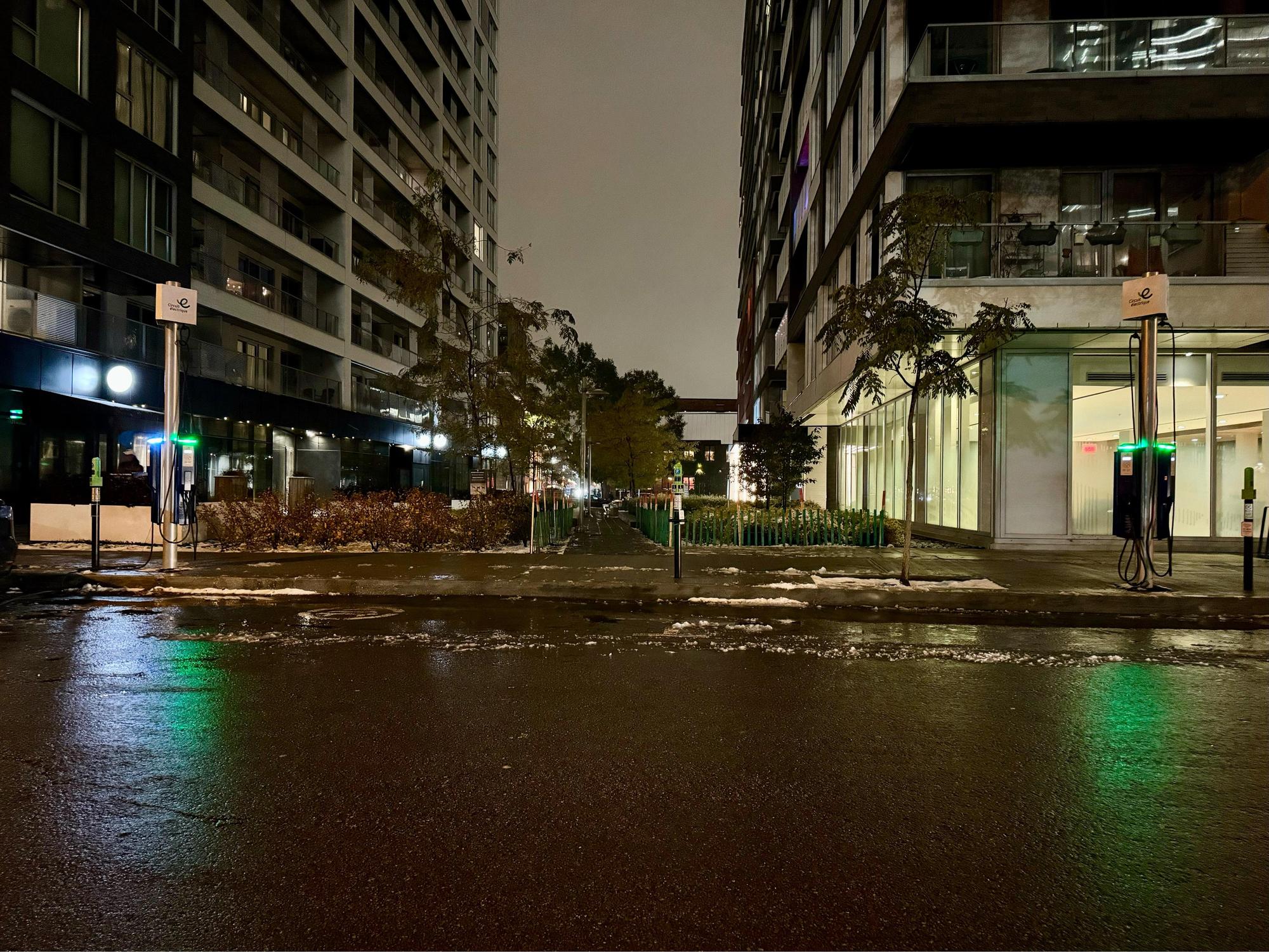 St Paul Stationnement Montréal, QC EV Station