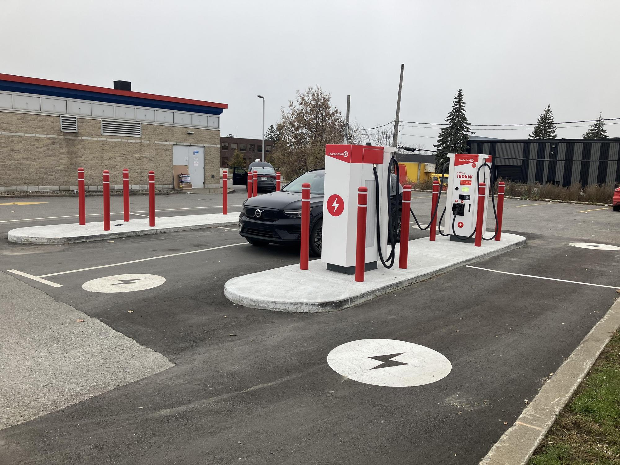 CoucheTard SaintElzear Laval, QC EV Station