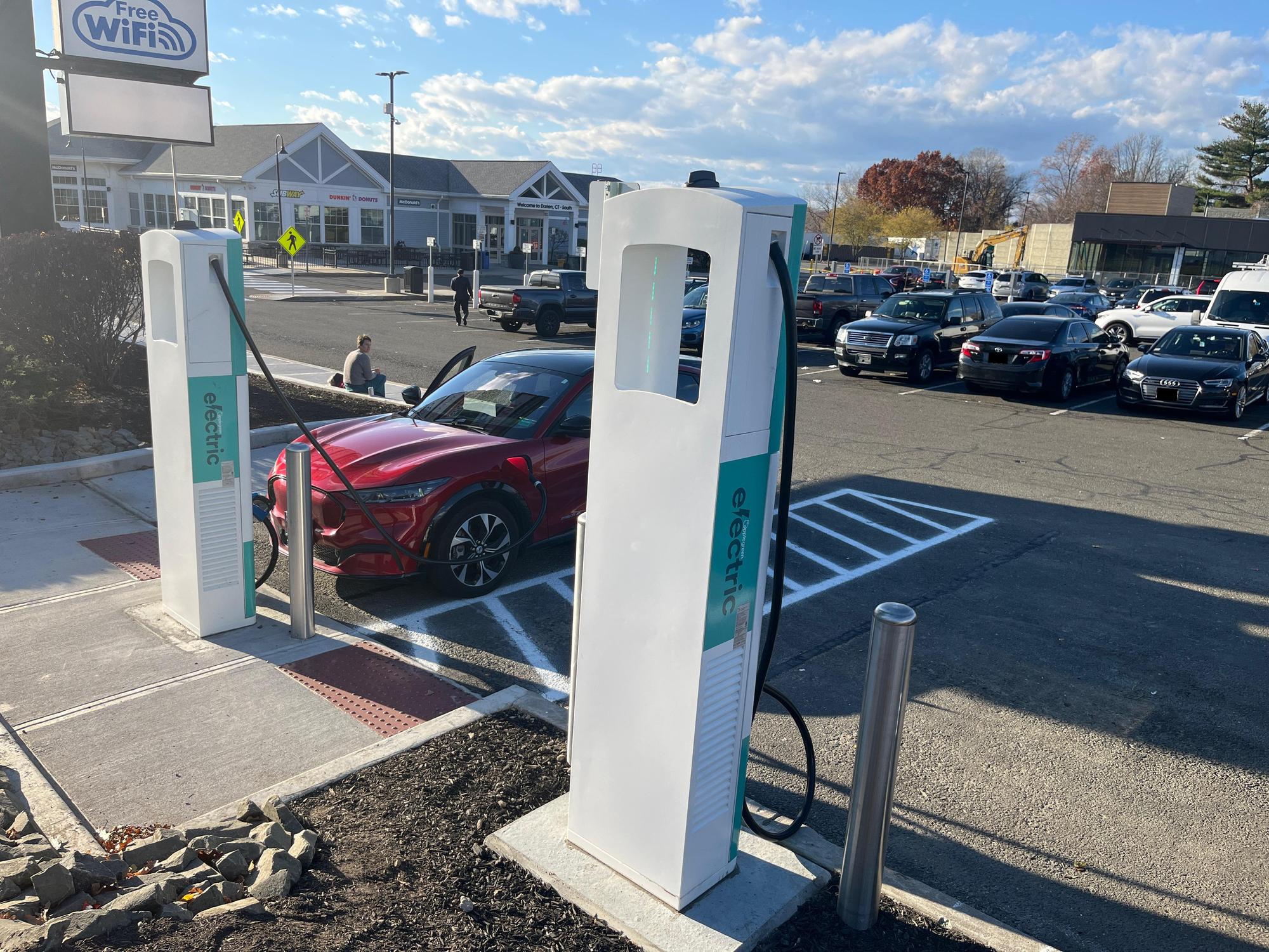 Applegreen Electric I95 Darien SB Service Plaza Darien, CT EV Station