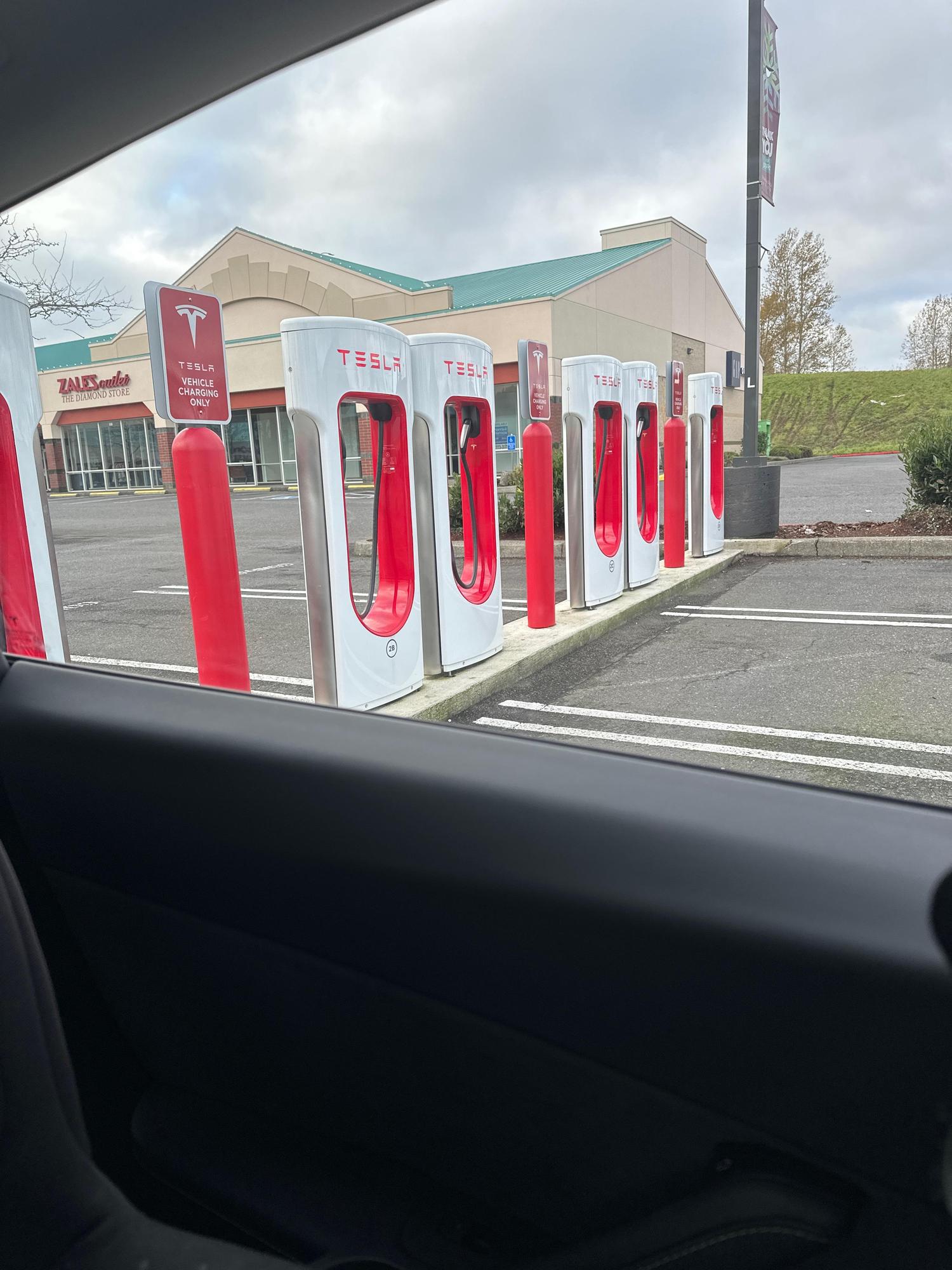 Columbia Outlets Pendleton Troutdale, OR EV Station