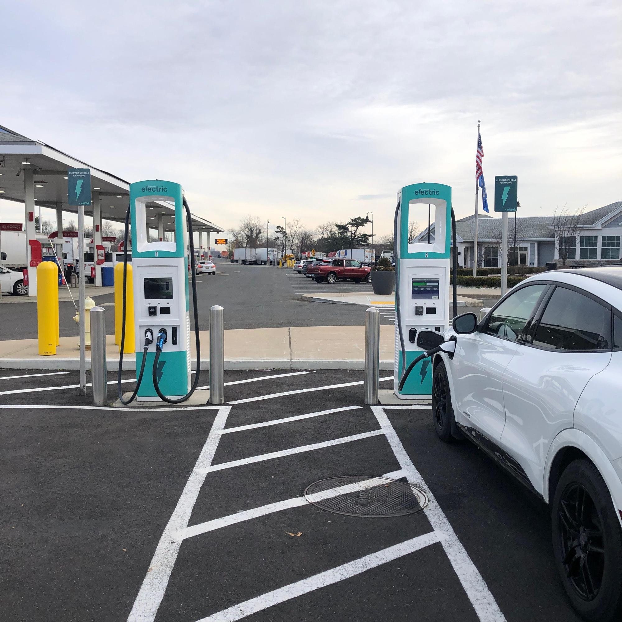 I95 Fairfield NB Service Plaza Mobil Fairfield, CT EV Station