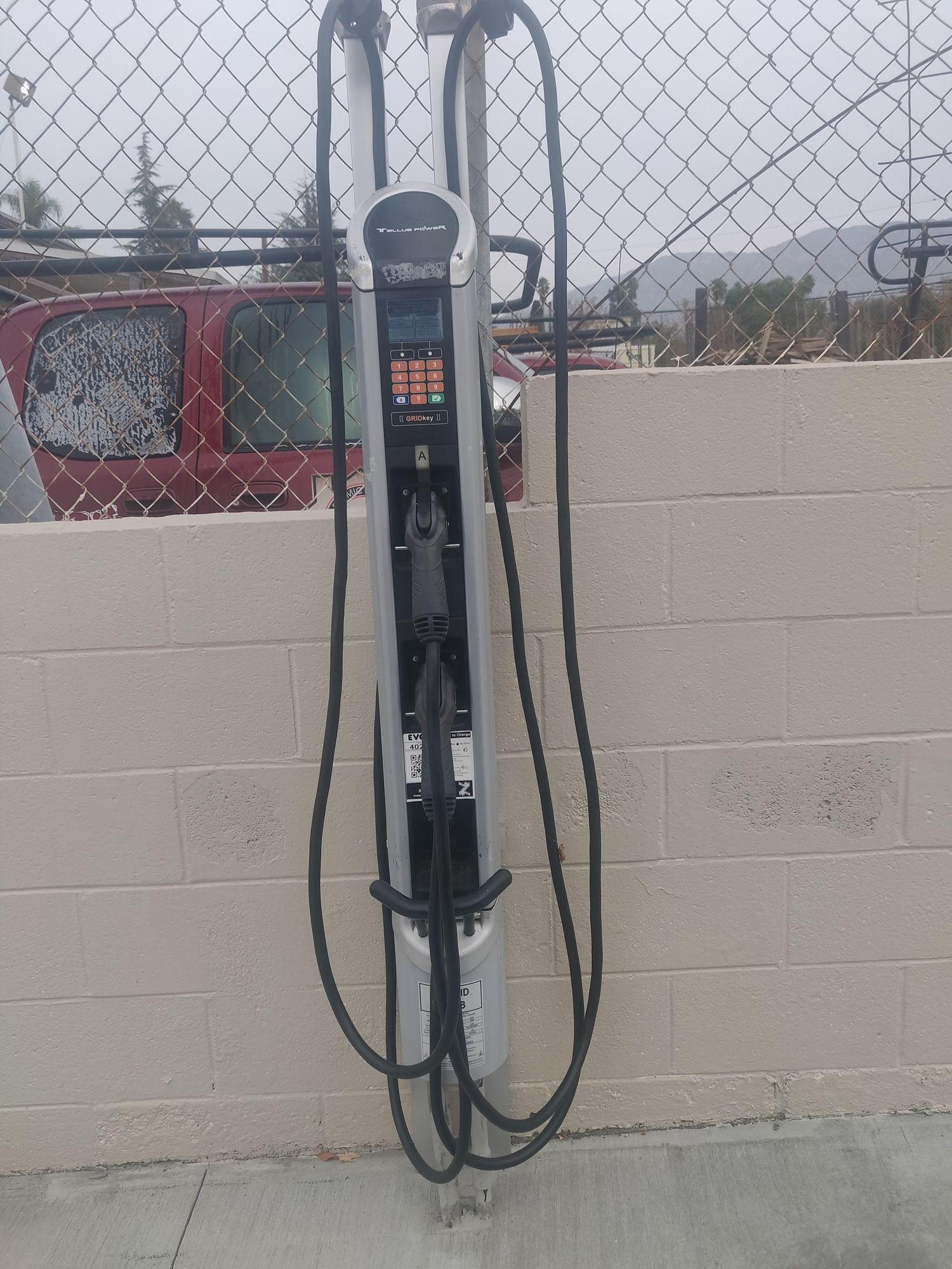 Showcase Liquor Pasadena Pasadena, CA EV Station