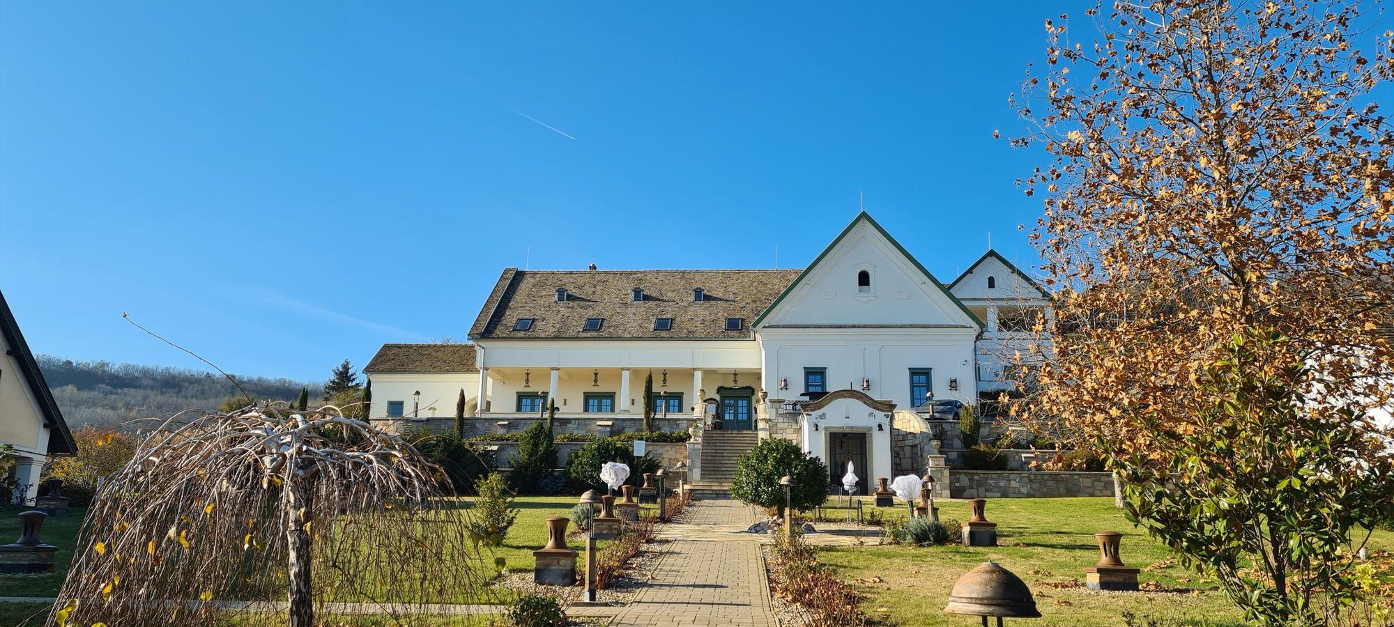 Takler Kúria,privát | Szekszárd, Decsi Szőlőhegy pl. 57, 7100 | EV Station