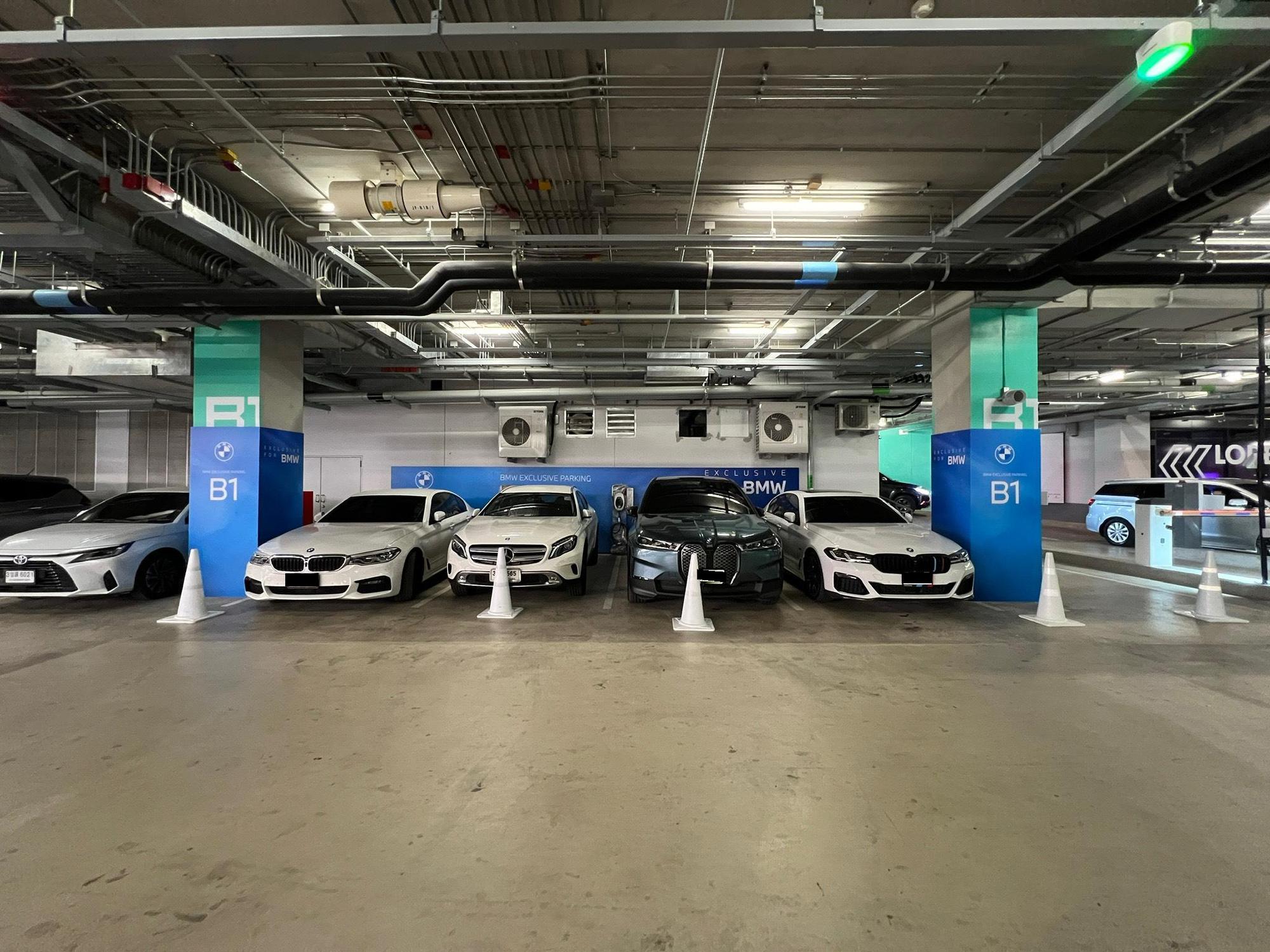 Emsphere BMW Exclusive Parking 514 Sukhumvit Rd, Khwaeng Khlong Tan