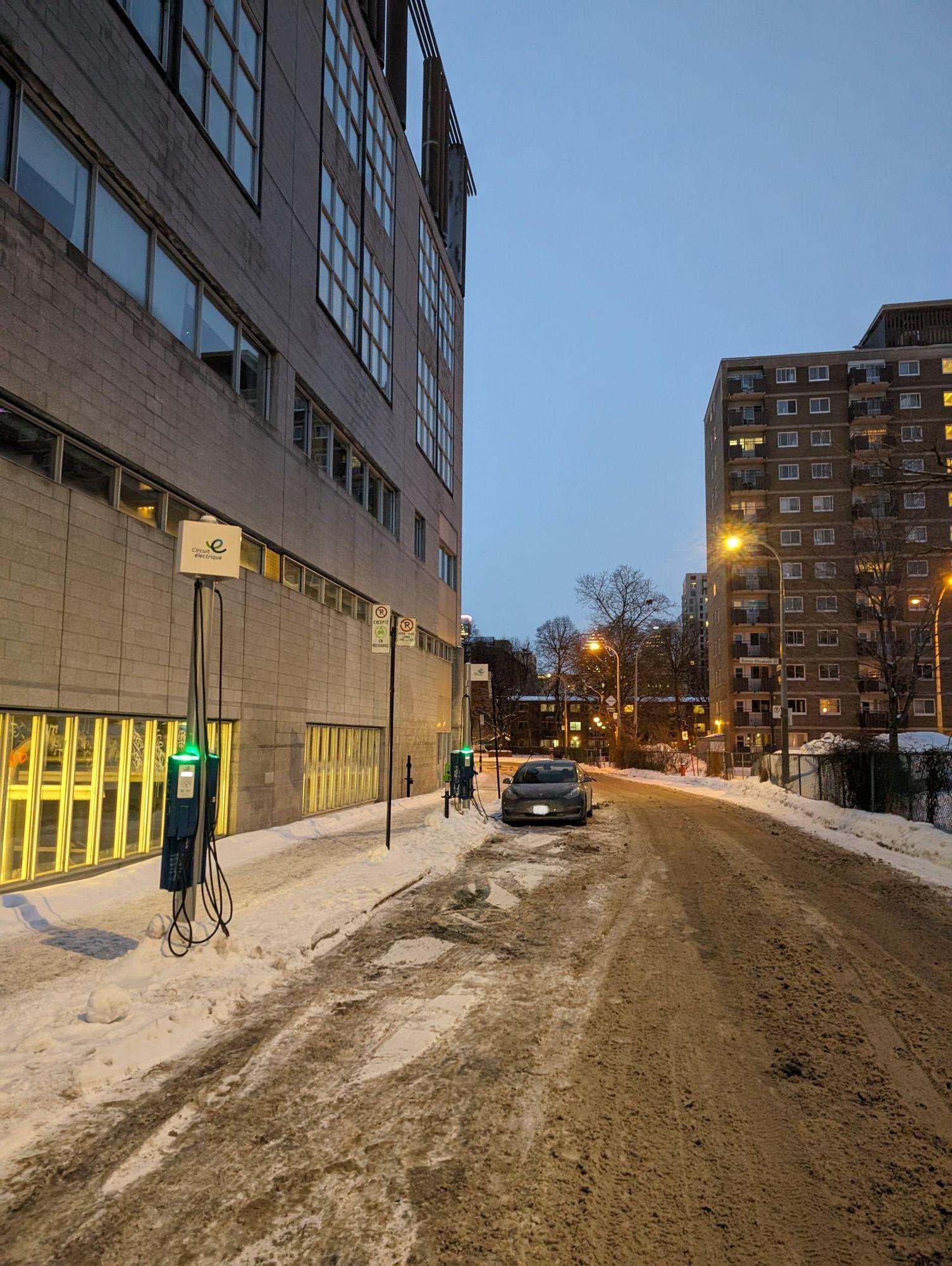 Rue de Boisbriand Stationnement Montréal, QC EV Station