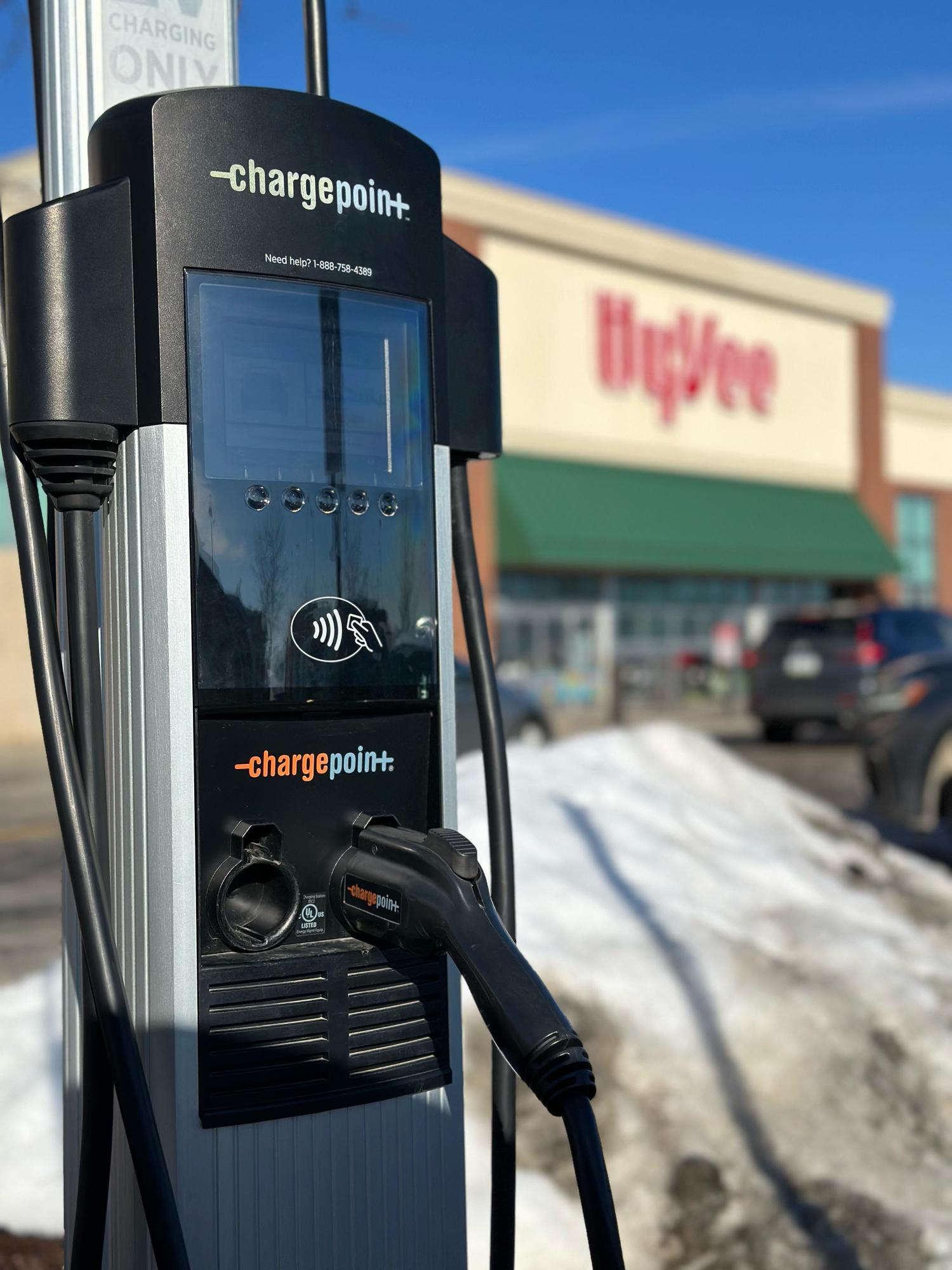 HyVee Waukee Waukee, IA EV Station