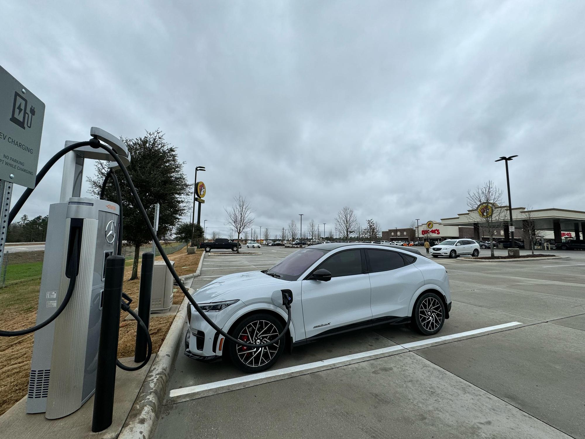 buc-ee-s-robertsdale-mb-high-power-charging-robertsdale-al-ev