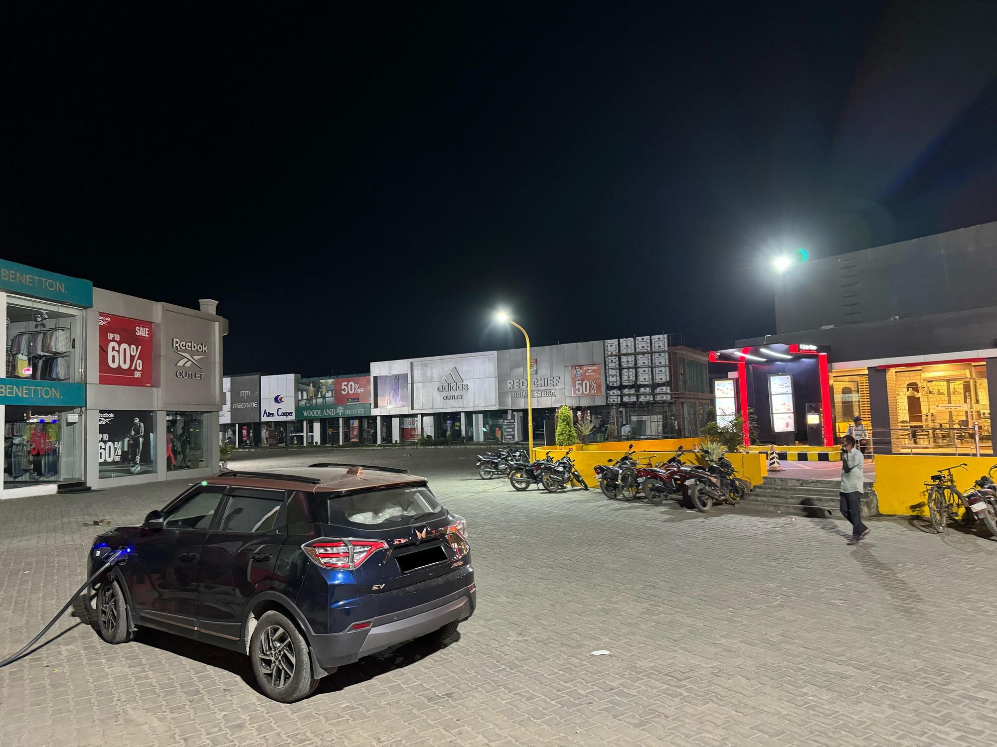 McDonald's (Statiq) Gajraula, UP EV Station