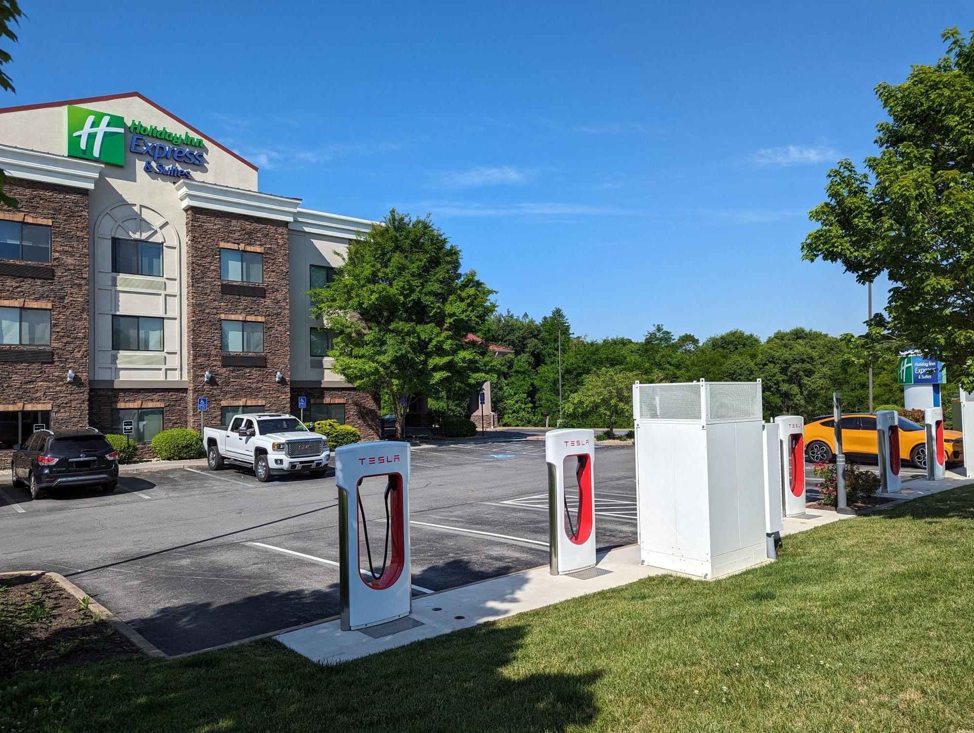 Holiday Inn Express & Suites Lewisburg (1) Lewisburg, WV EV Station