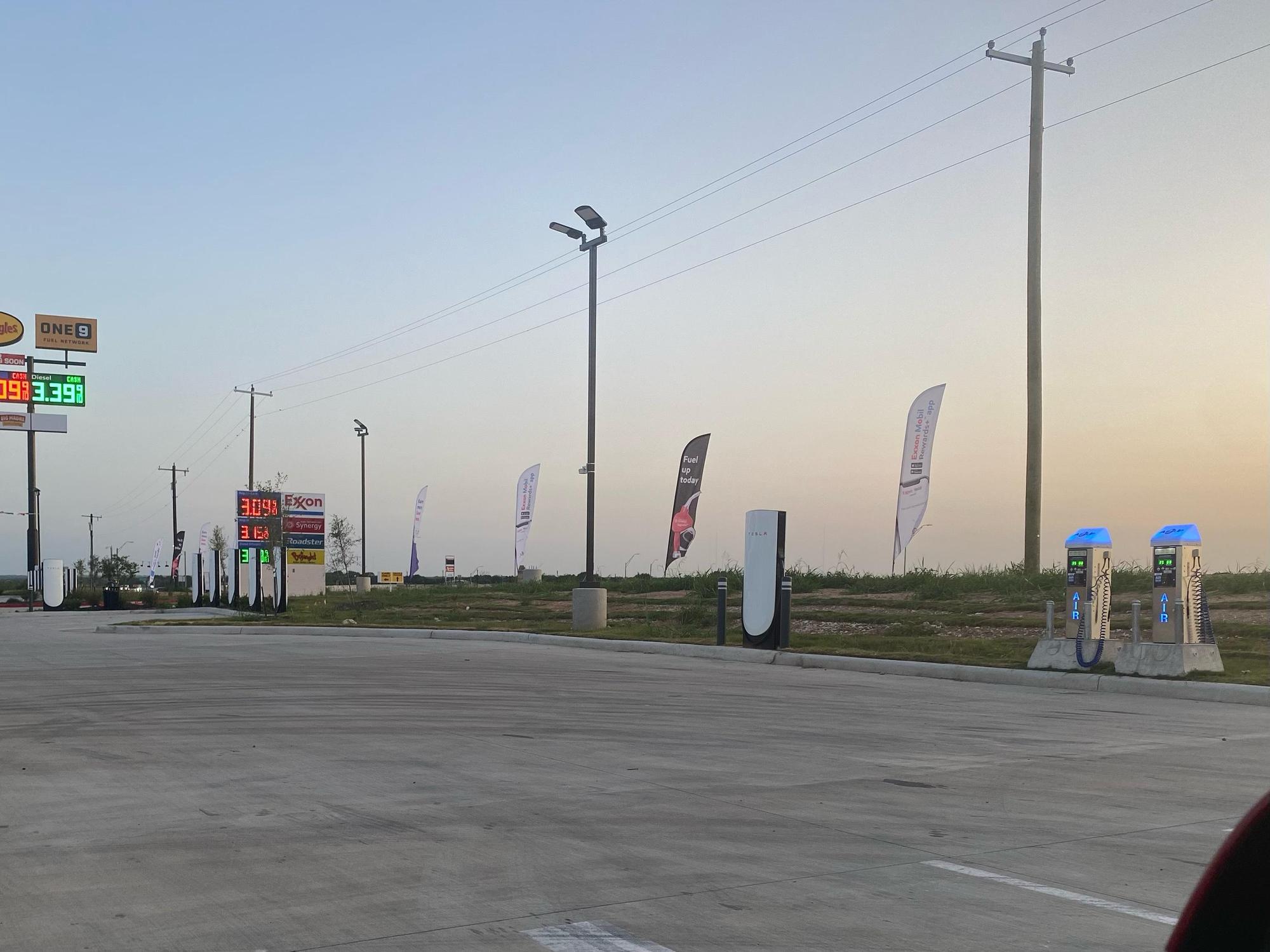 Roadster Travel Center and Truck Stop Lorena Soon) Lorena