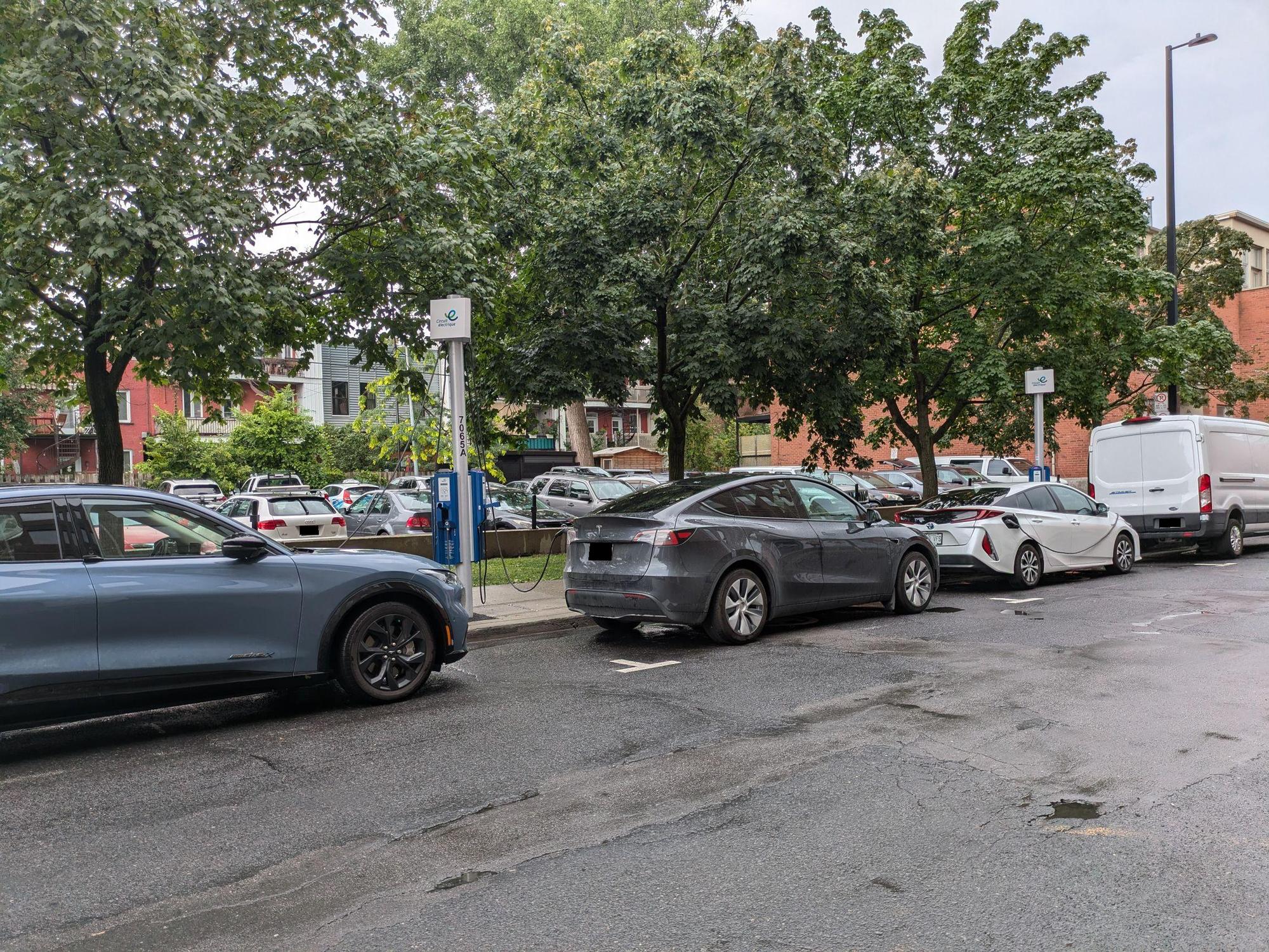 St Andre & Rue Jean Talon E Stationnement | Montréal, QC | EV Station