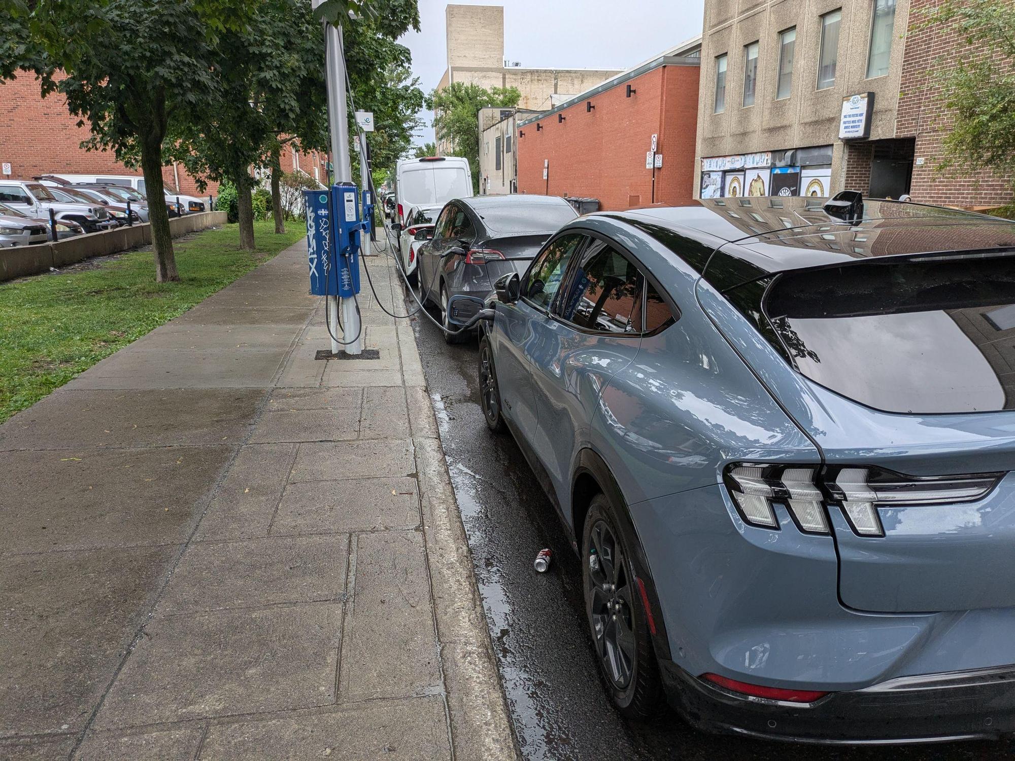 St Andre & Rue Jean Talon E Stationnement | Montréal, QC | EV Station