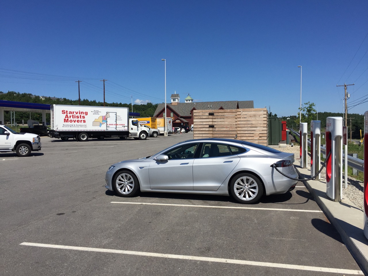 Hooksett Travel Plaza = Northbound Hooksett, NH EV Station