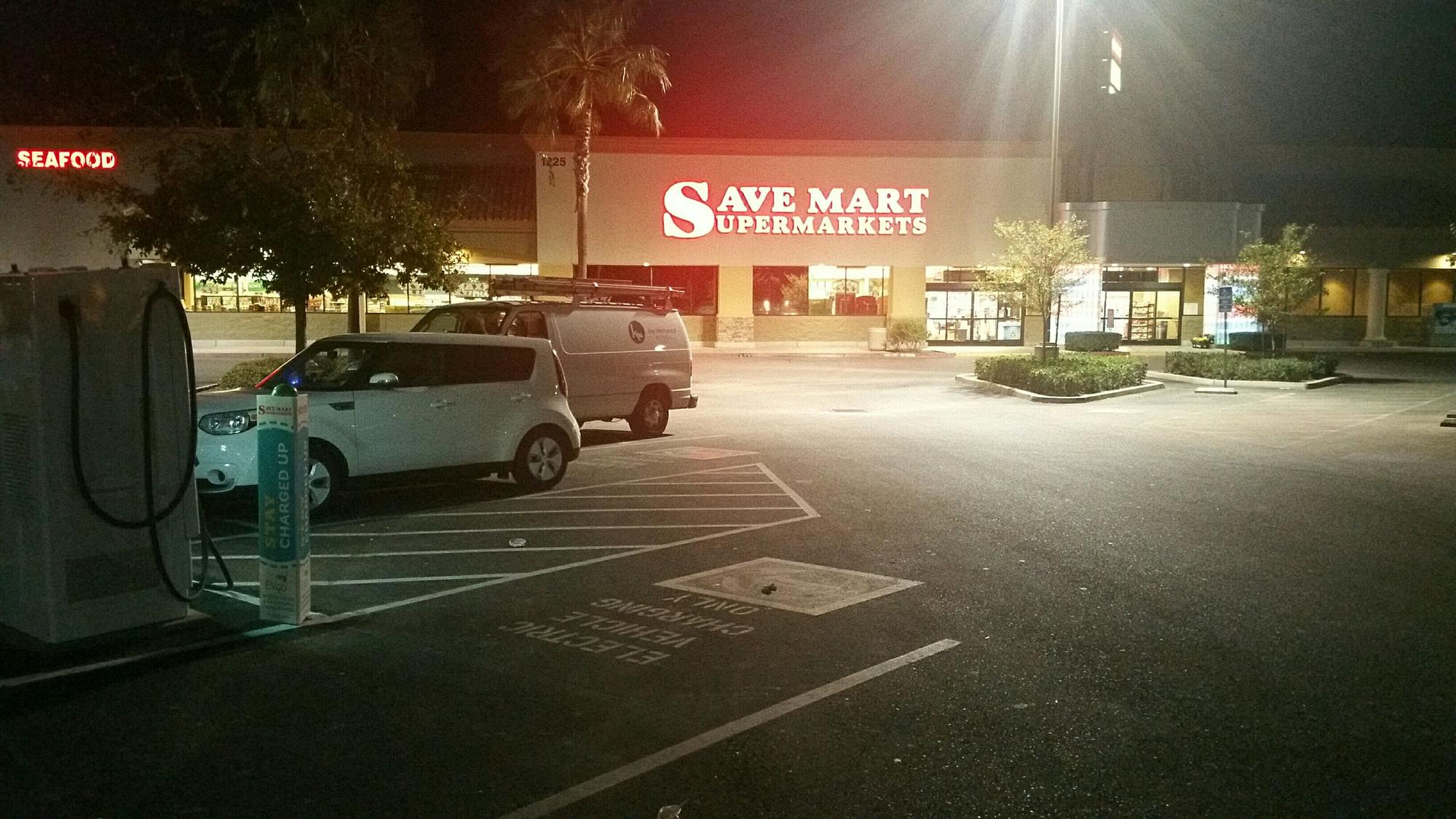 Fig Tree Plaza Save Mart (1) Chowchilla, CA EV Station