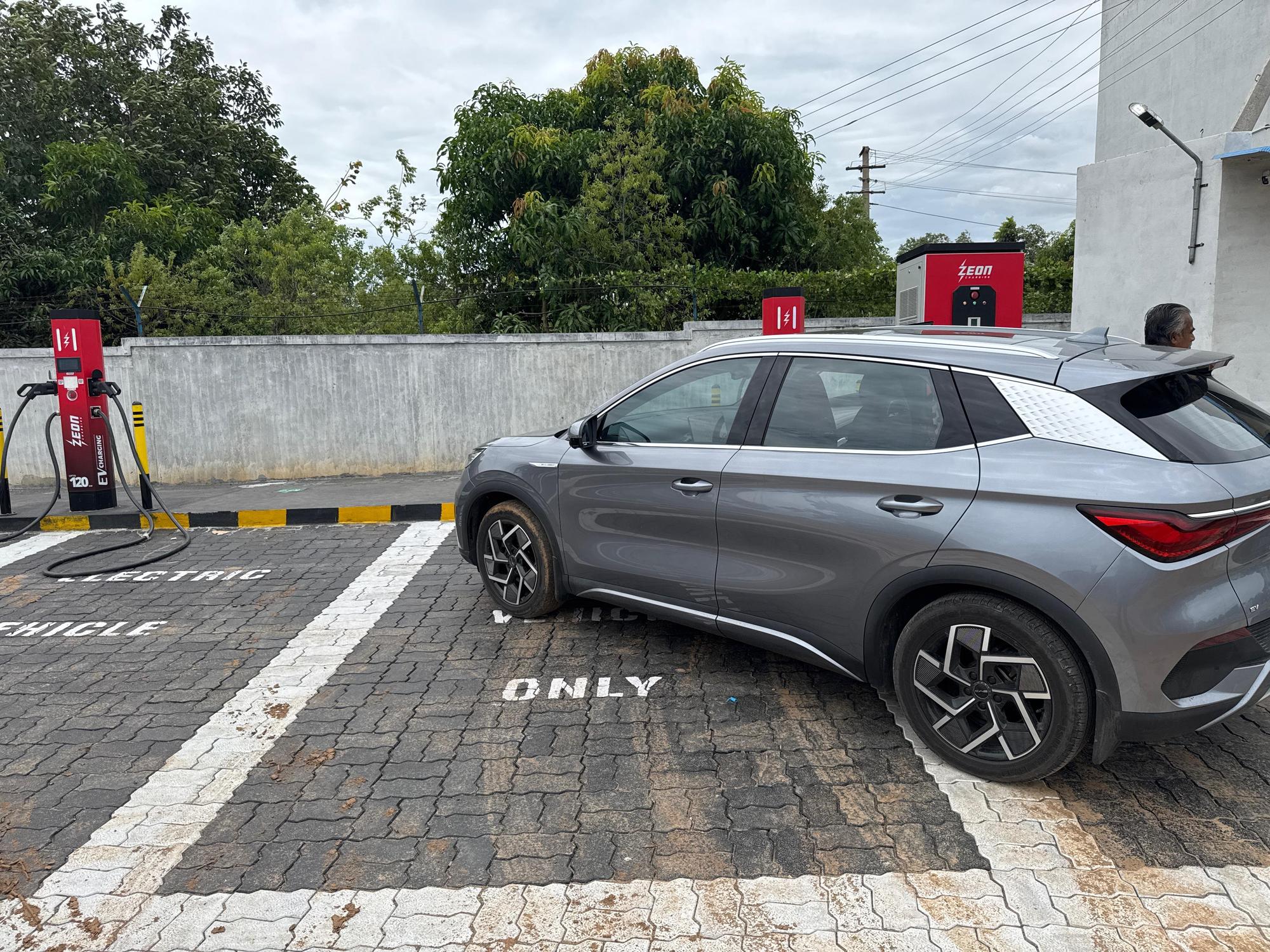 zeon-charging-fast-charger-dc-4-x-120-kw-ccs2-guns-annapurana-hotel