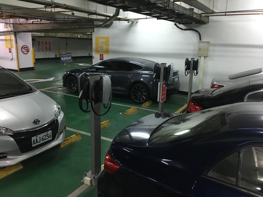 新光三越高雄三多店 Plugshare