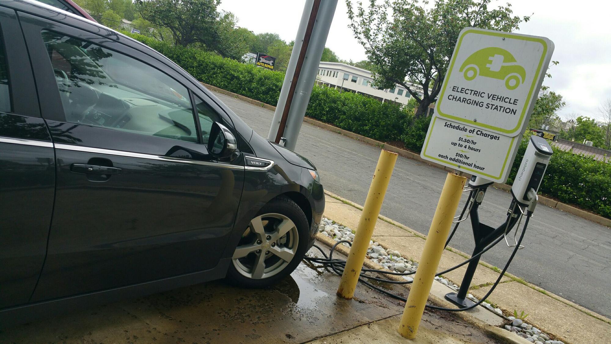Fairfield Crossing Apartments Falls Church, VA EV Station
